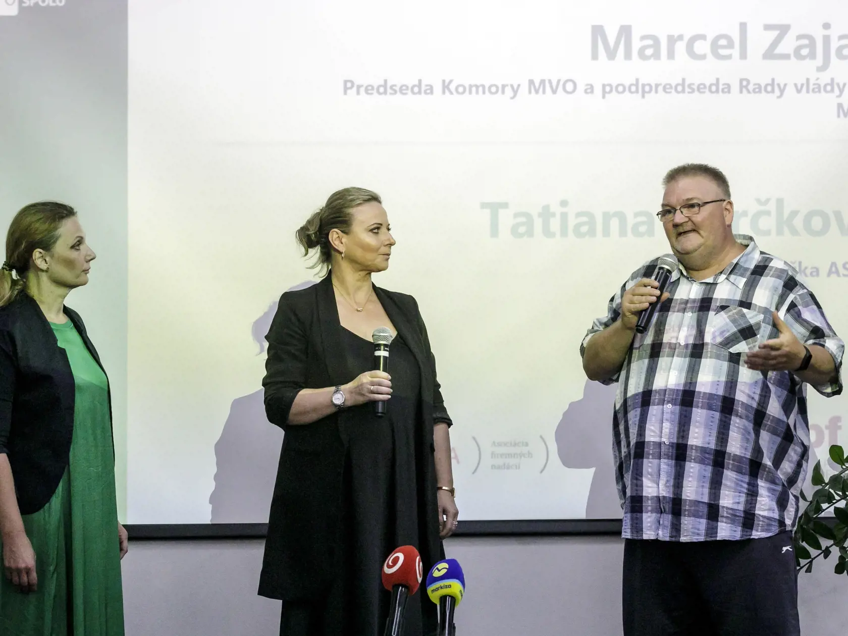 Na snímke zľava predsedníčka Asociácie firemných nadácií a nadačných fondov (ASFIN) Tatiana Švrčková, moderátorka Soňa Lexmanová a predseda Komory mimovládnych neziskových organizácií Marcel Zajac počas tlačovej konferencie Iniciatívy 2 % a Komory mimovládnych neziskových organizácií na tému "Neberte nám dve percentá" v Bratislave 20. augusta 2024. FOTO TASR - Dano Veselský