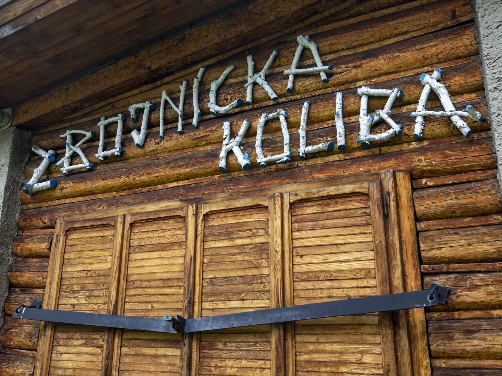 SCHOVANÁ POD STROMAMI Do vyše päťdesiatročnej stavby zateká.