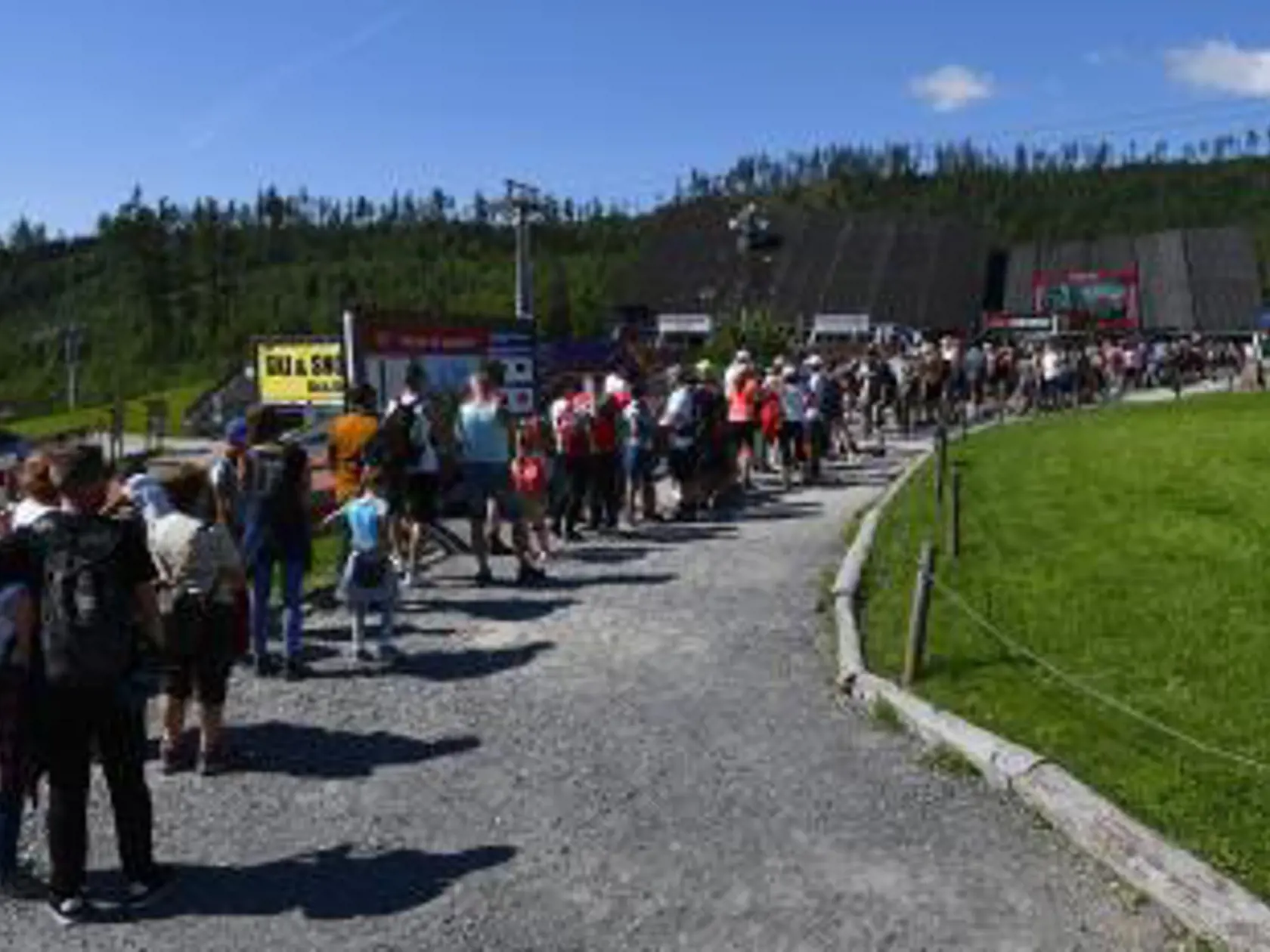 Turisti v rade na kabínkovú lanovku z Tatranskej Lomnice na Skalnaté pleso vo Vysokých Tatrách. Tatranská Lomnica, 30. júla 2020.