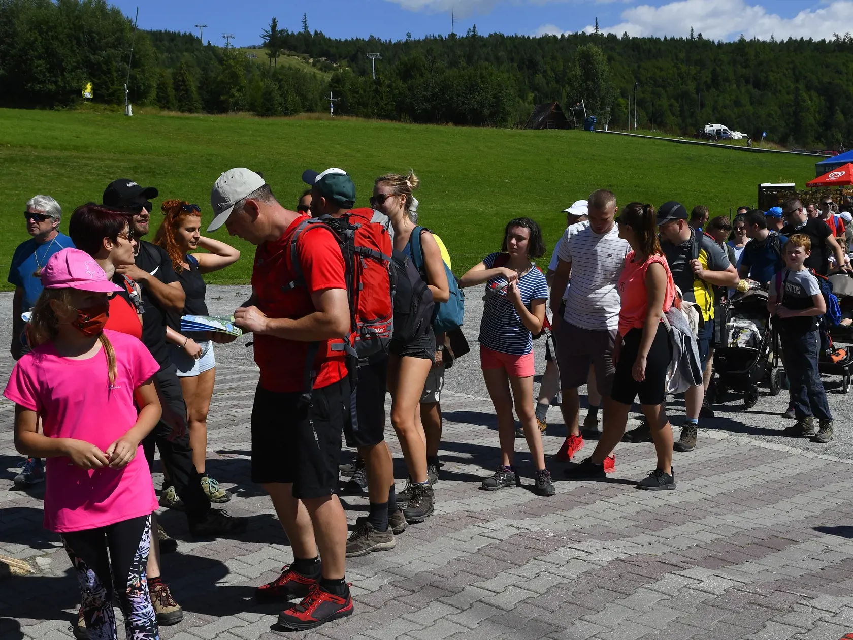 Turisti v rade na kabínkovú lanovku z Tatranskej Lomnice na Skalnaté pleso vo Vysokých Tatrách. Tatranská Lomnica, 30. júla 2020. FOTO TASR – Milan Kapusta