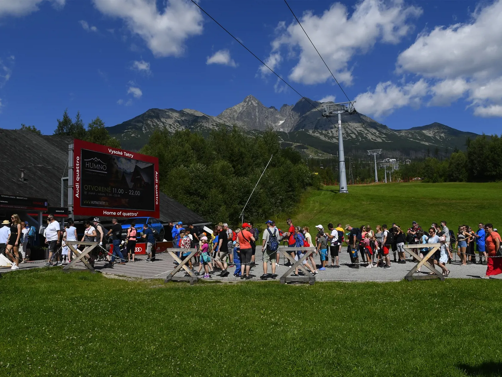 Turisti v rade na kabínkovú lanovku z Tatranskej Lomnice na Skalnaté pleso vo Vysokých Tatrách. Tatranská Lomnica, 30. júla 2020. FOTO TASR – Milan Kapusta