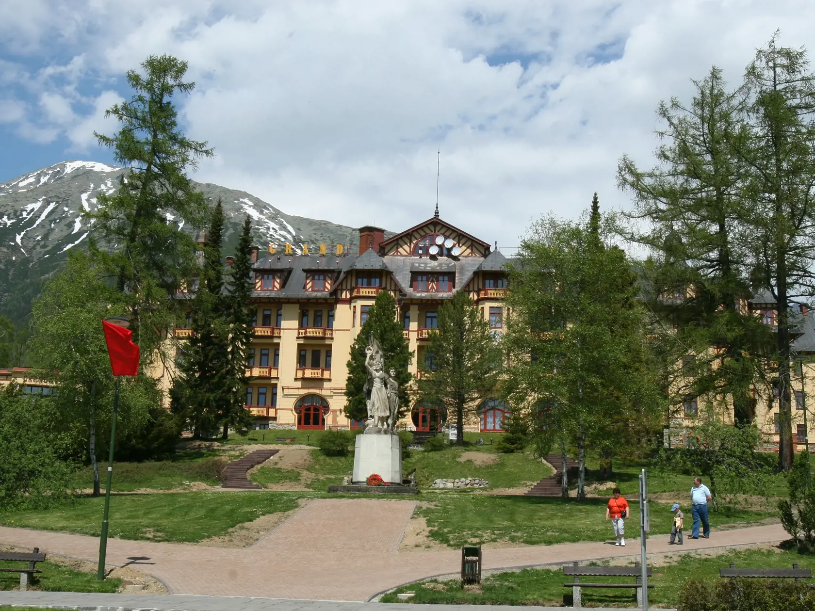 Kalamita vo Vysokých Tatrách;Vysoké Tatry;hotely;novostavby;výstavba;kalamita;spracovanie dreva;prírodná katastrofa;počasie;víchrica;Starý Smokovec;Tatranská Lomnica;príroda;15.5.2007 Vysoké Tatry;foto Mišo Veselský;