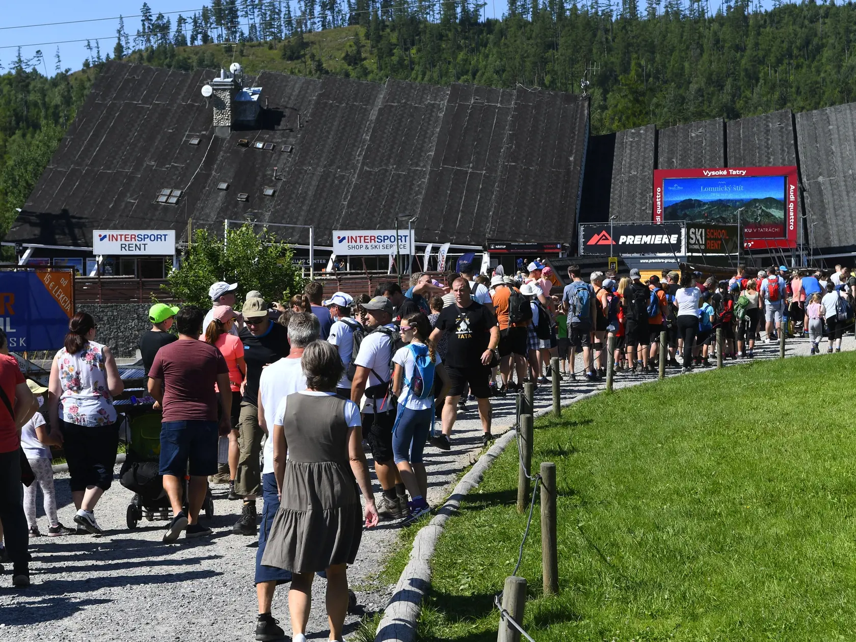 Turisti v rade na kabínkovú lanovku z Tatranskej Lomnice na Skalnaté pleso vo Vysokých Tatrách. Tatranská Lomnica, 30. júla 2020. FOTO TASR – Milan Kapusta