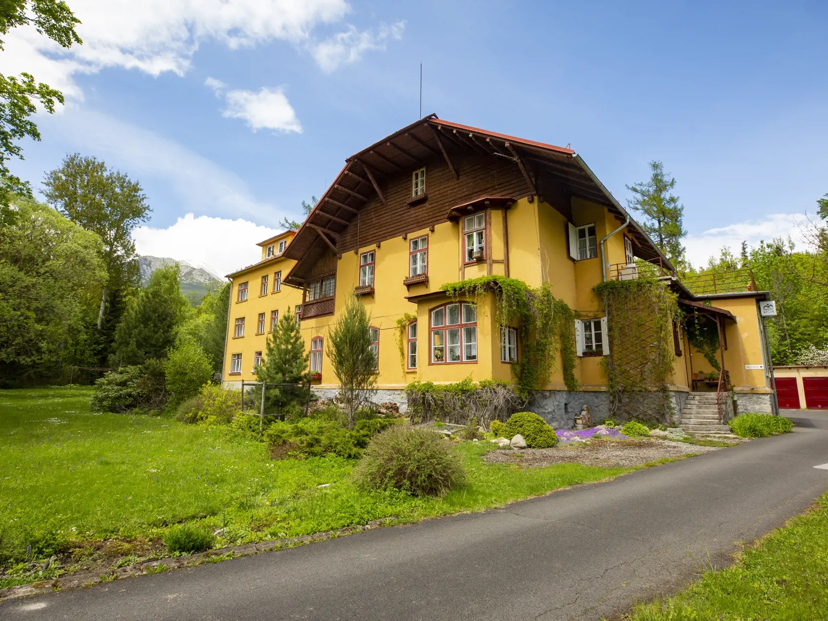 Reportáž pre P7, taranské vily a ich histŕória.
Na obr. vila Bělín, Tatranská Lomnica