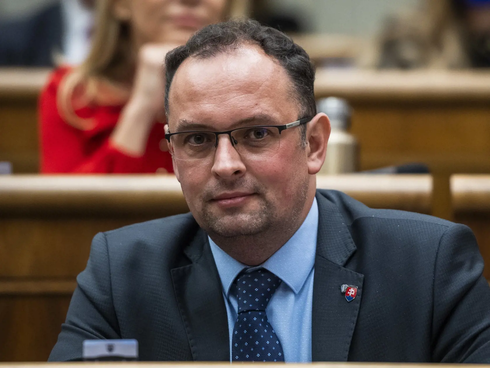 Na snímke nezaradený poslanec Národnej rady (NR) SR Martin Čepček sedí v pléne parlamentu pred hlasovaním o návrhu na vyslovenie nedôvery vláde premiéra Eduarda Hegera (OĽANO) v Bratislave v utorok 13. decembra 2022. Hlasovanie o návrhu na vyslovenie nedôvery vláde sa posúva na štvrtok 15. decembra na 17.00 h. Poslanci parlamentu o tom rozhodli v utorok napoludnie, keď odsúhlasili procedurálny návrh predsedu poslaneckého klubu OĽANO Michala Šipoša.