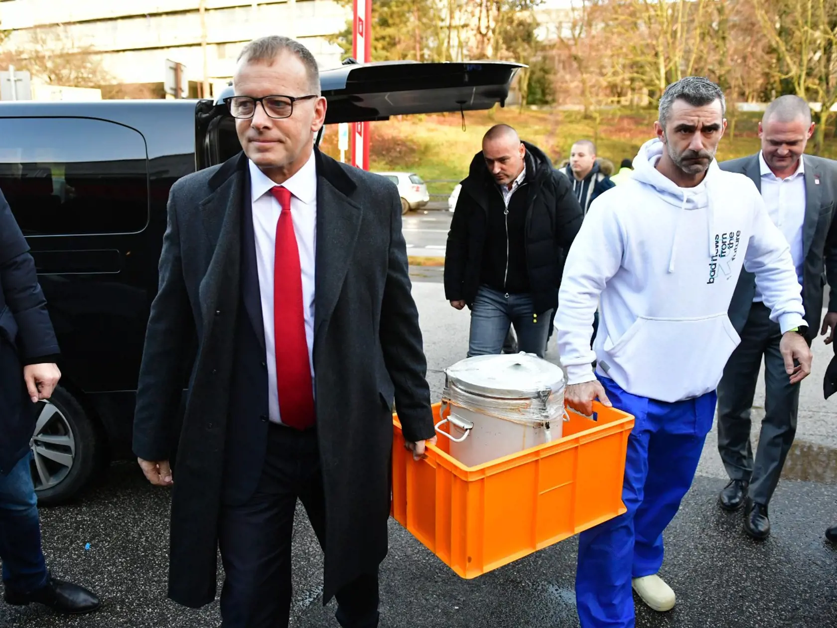 Predseda Národnej rady SR Boris Kollár (vľavo) nesie kapustnicu zdravotníkom slúžiacim v Univerzitnej nemocnici Bratislava – Nemocnica akademika Ladislava Dérera v Bratislave na Štedrý deň v sobotu 24. decembra 2022.