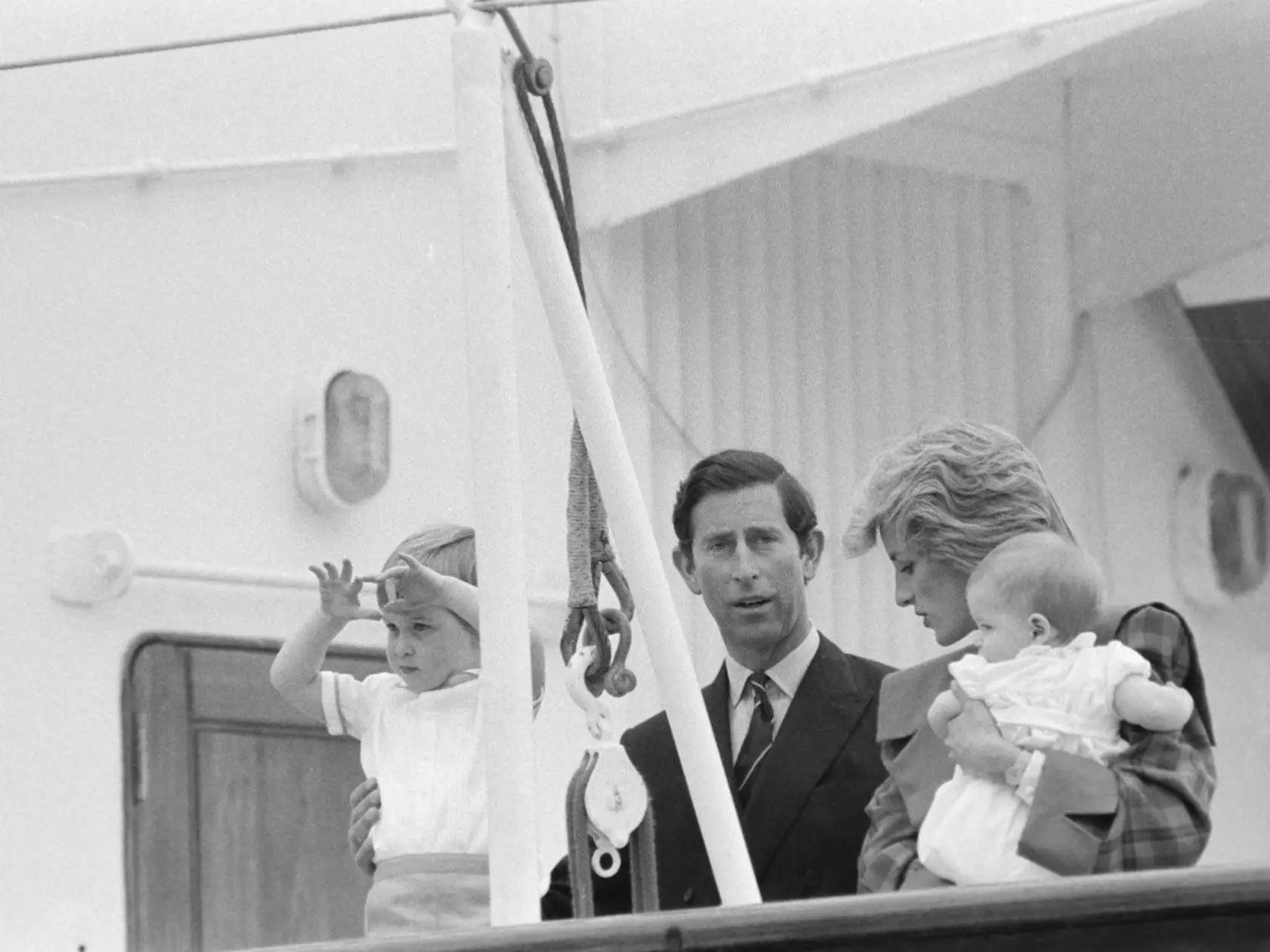 Princ Charles a princezná Diana s princom Williamom a princom Harrym.