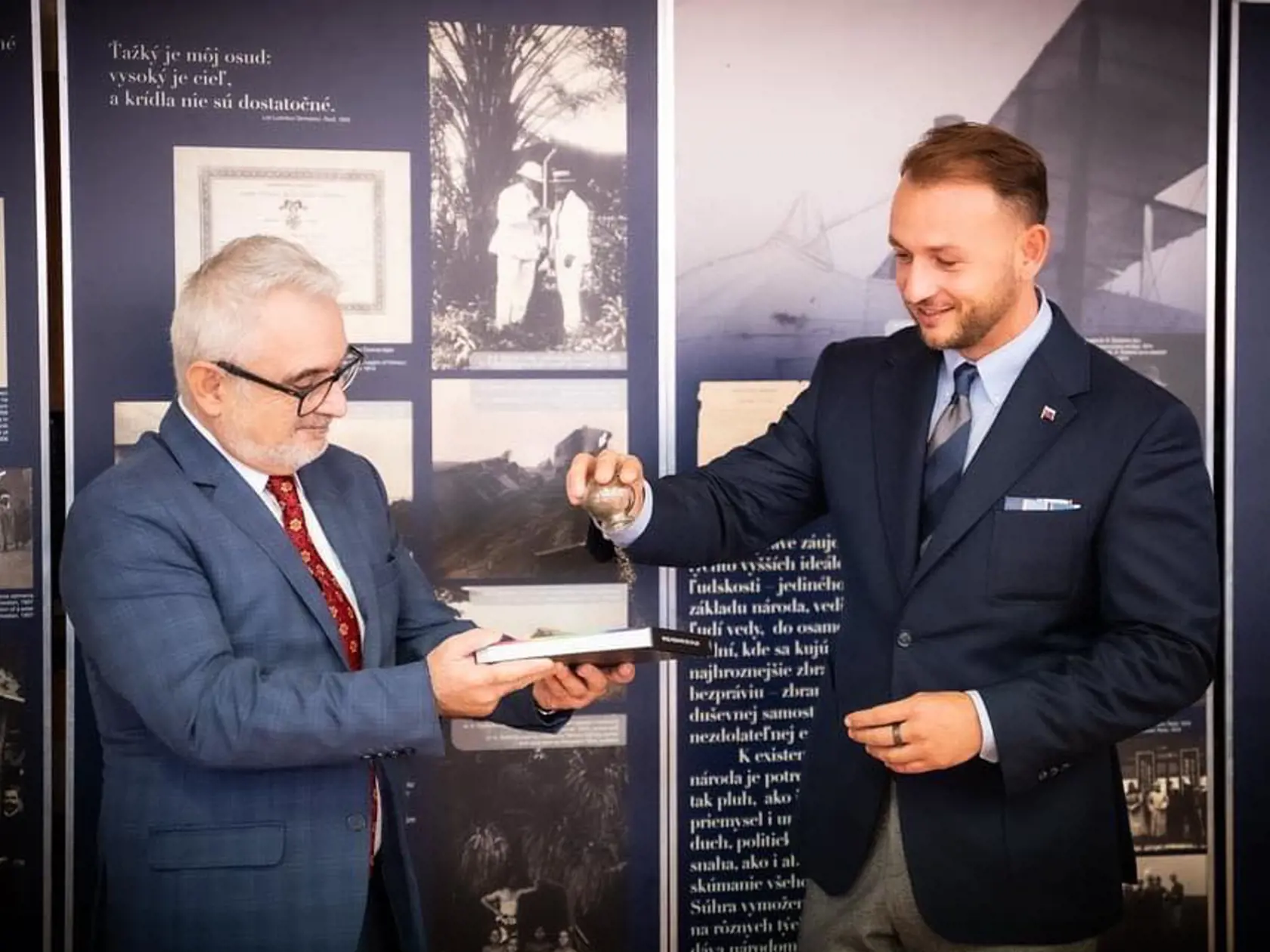 Milá povinnosť cez víkend čakala aj predsedu strany Hlas Matúša Šutaja Eštoka. Ten sa stal pomerne netradičným krstným otcom. „Dnes som mal tú česť byť krstným otcom novej knihy o Milanovi Rastislavovi Štefánikovi – našom národnom hrdinovi, ktorý formoval našu históriu,“ vyjadril sa po krste novej knihy. Na krste sa zúčastnila aj Štefánikova praneter a sprítomnila ducha tejto významnej rodiny.