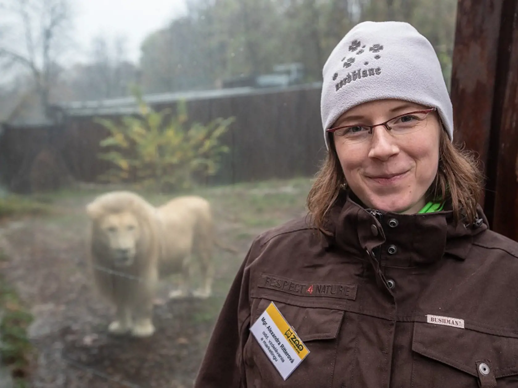 Alexandra Ritterová z bratislavskej ZOO v pozadí s levom juhoafrickým. Keď sú veľké mrazy, mačkovité šelmy chodia aspoň na jednu, dve hodiny von, aby a vyvetrali. Režim majú skrátený, ale stabilný.
