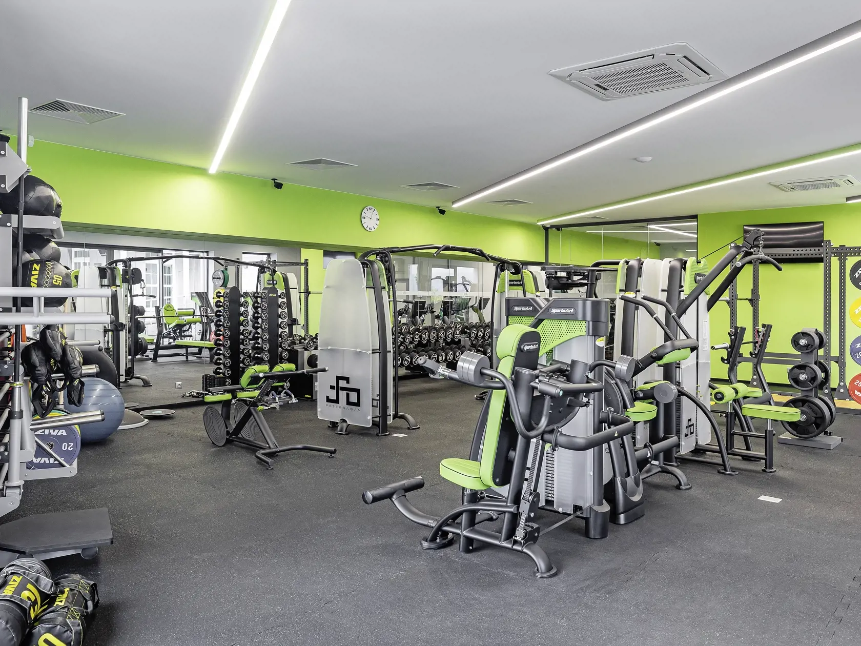 Fitnes do zelena. Posilňovňa je vybavená modernými strojmi.