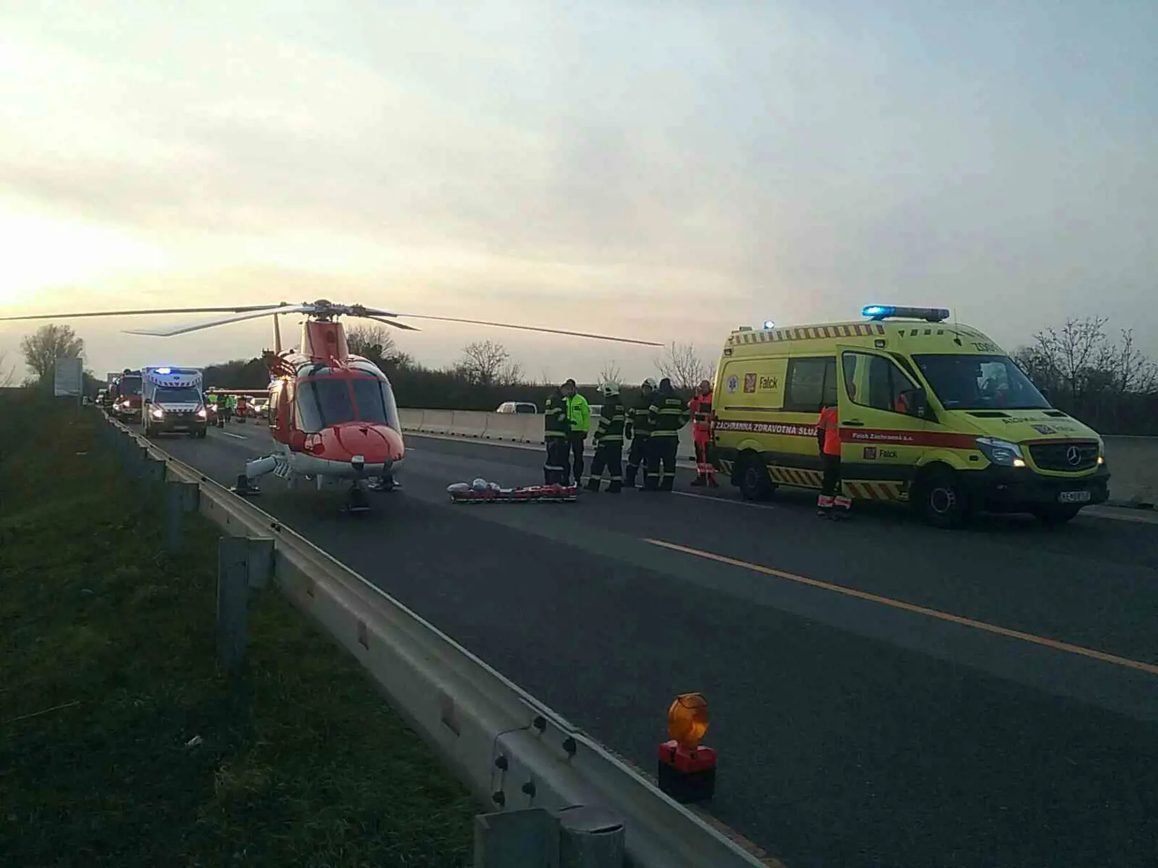 Trnavskí hasiči momentálne zasahujú pri vážnej dopravnej nehode,ktorá sa stala na diaľnici D1 v smere z Bratislavy do Trnavy pri odbočke na Zeleneč. 