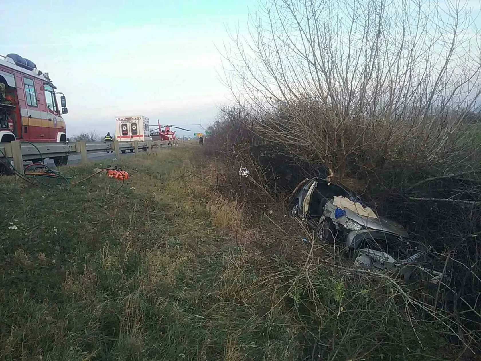 Trnavskí hasiči momentálne zasahujú pri vážnej dopravnej nehode,ktorá sa stala na diaľnici D1 v smere z Bratislavy do Trnavy pri odbočke na Zeleneč. 