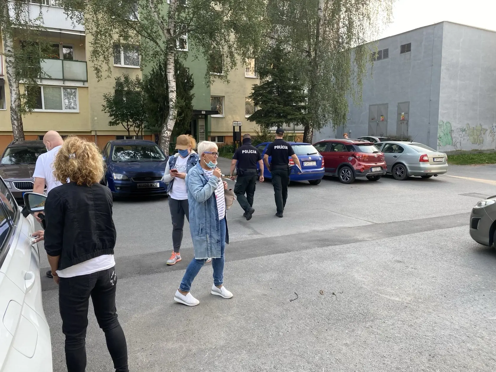 Mama, stará mama a teta Alexii pred bytovkou, kde má dievčatko bývať. Byt je napísaný od leta na jej macochu - ženu, s ktorou je jej otec Jozef údajne rozvedený.