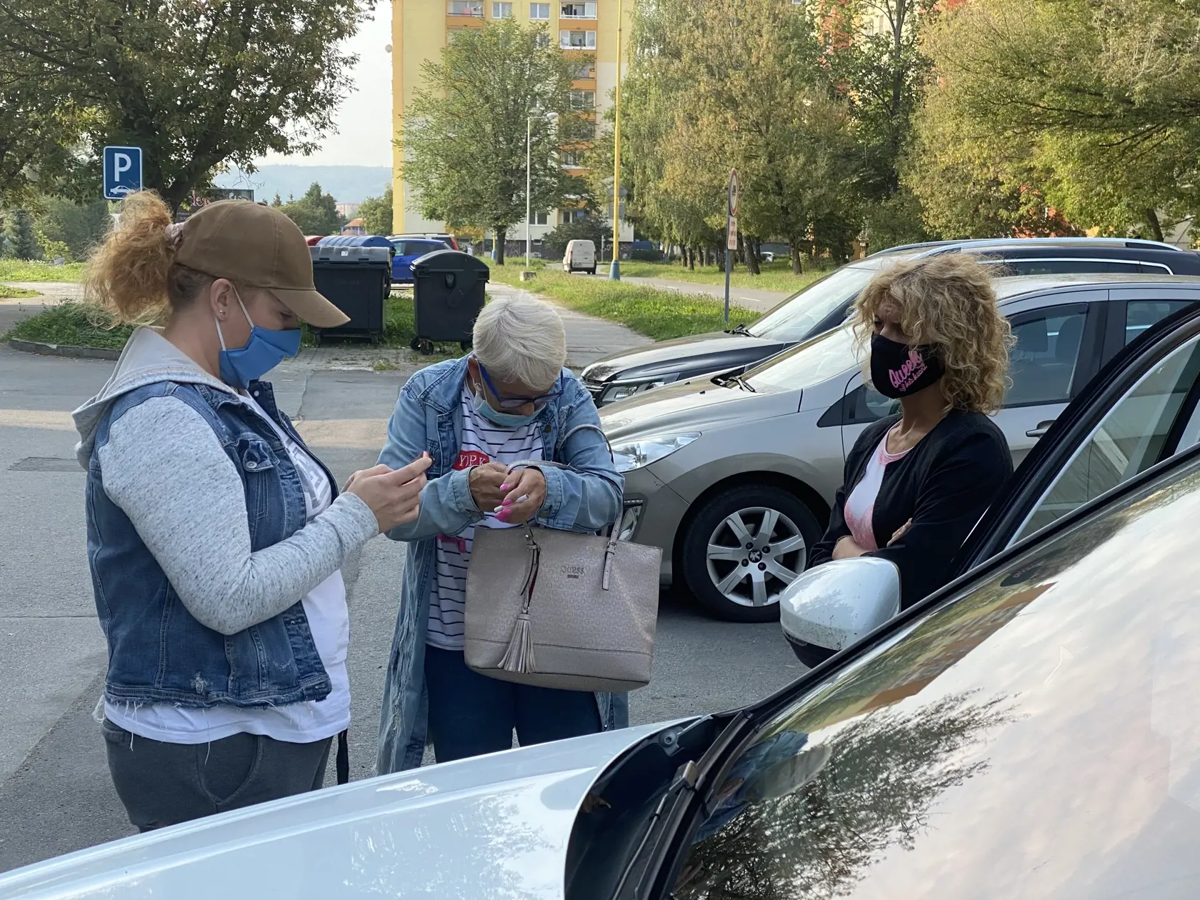 Mama, stará mama a teta Alexii pred bytovkou, kde má dievčatko bývať. Byt je napísaný od leta na jej macochu - ženu, s ktorou je jej otec Jozef údajne rozvedený.
