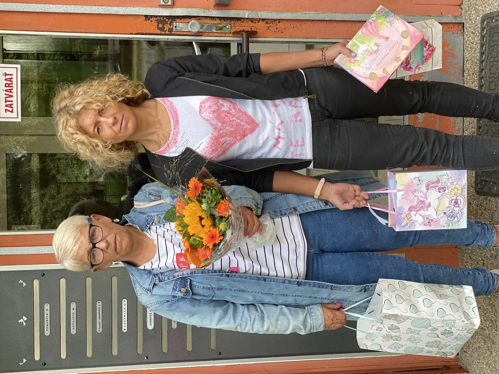 Darčeky a tortu vláčili Alexii jej mama a stará mama zbytočne. Do školy, kde ju čakali, dievčatko neprišlo. A do bytu ich nepustili ani na toľko, aby jej cez dvere podali ruku a odovzdali dary.