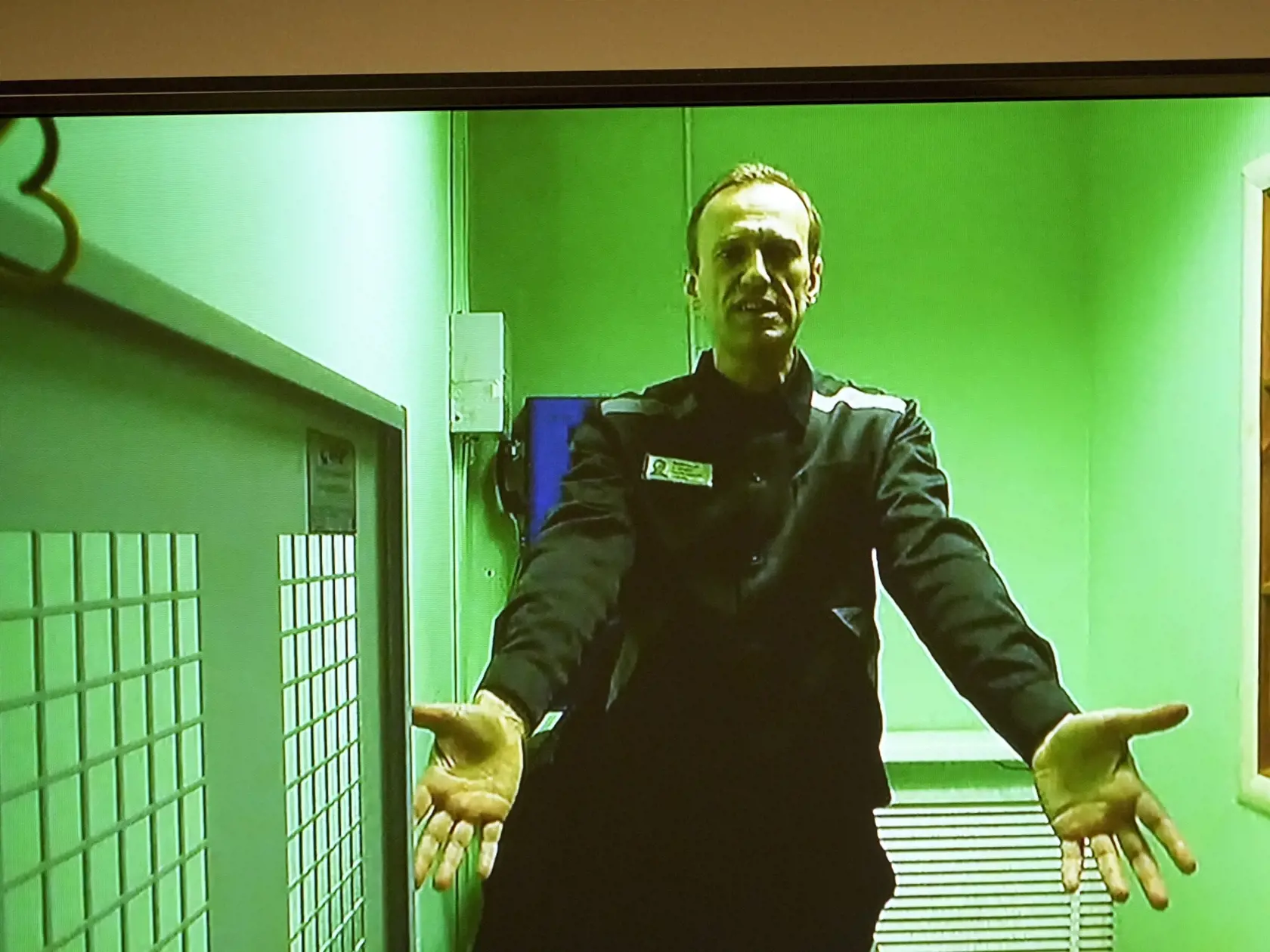 Na archívnej snímke z 18. októbra 2022 ruský opozičný líder Alexej Navaľnyj na TV obrazovke počas videolinku v súdnej sieni v Moskve.