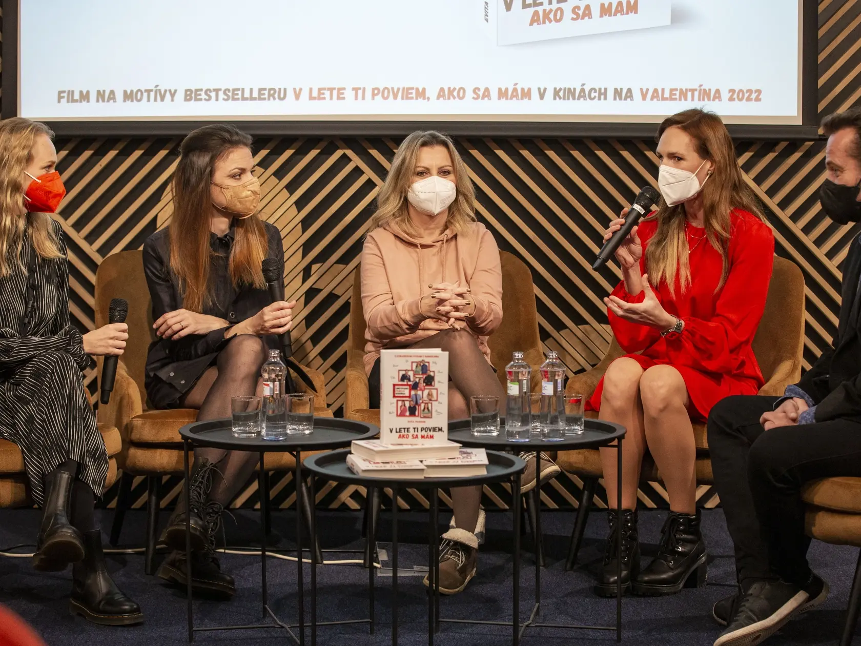 Krst filmovej knihy “V lete ti poviem, ako sa mam” sa uskutočnil v Bratislavskom knihkupectve. Na snímke je Dominika Moráková, Petra Vajdová, Evita Twardzik, Lenka Debnárová a Marián Miezga. 