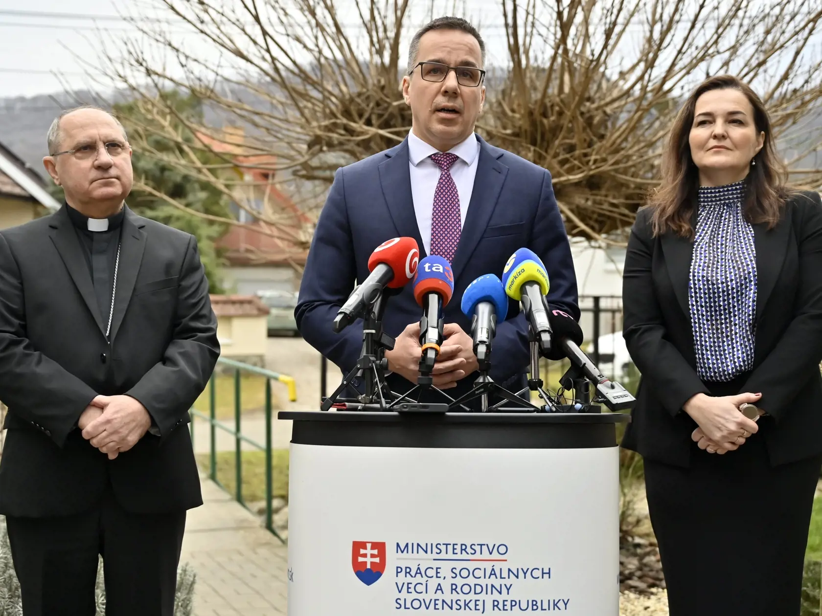 Na snímke zľava arcibiskup Mons. Bernard Bober, minister práce, sociálnych vecí a rodiny Erik Tomáš (Hlas-SD) a starostka obce Jasenov Lucia Sukeľová na tlačovej konferencii na tému: Konkrétna pomoc ľuďom postihnutým zemetrasením, ktorých domy sa stali neobývateľnými alebo ich museli zbúrať v obci Jasenov v okrese Humenné 28. januára 2025.