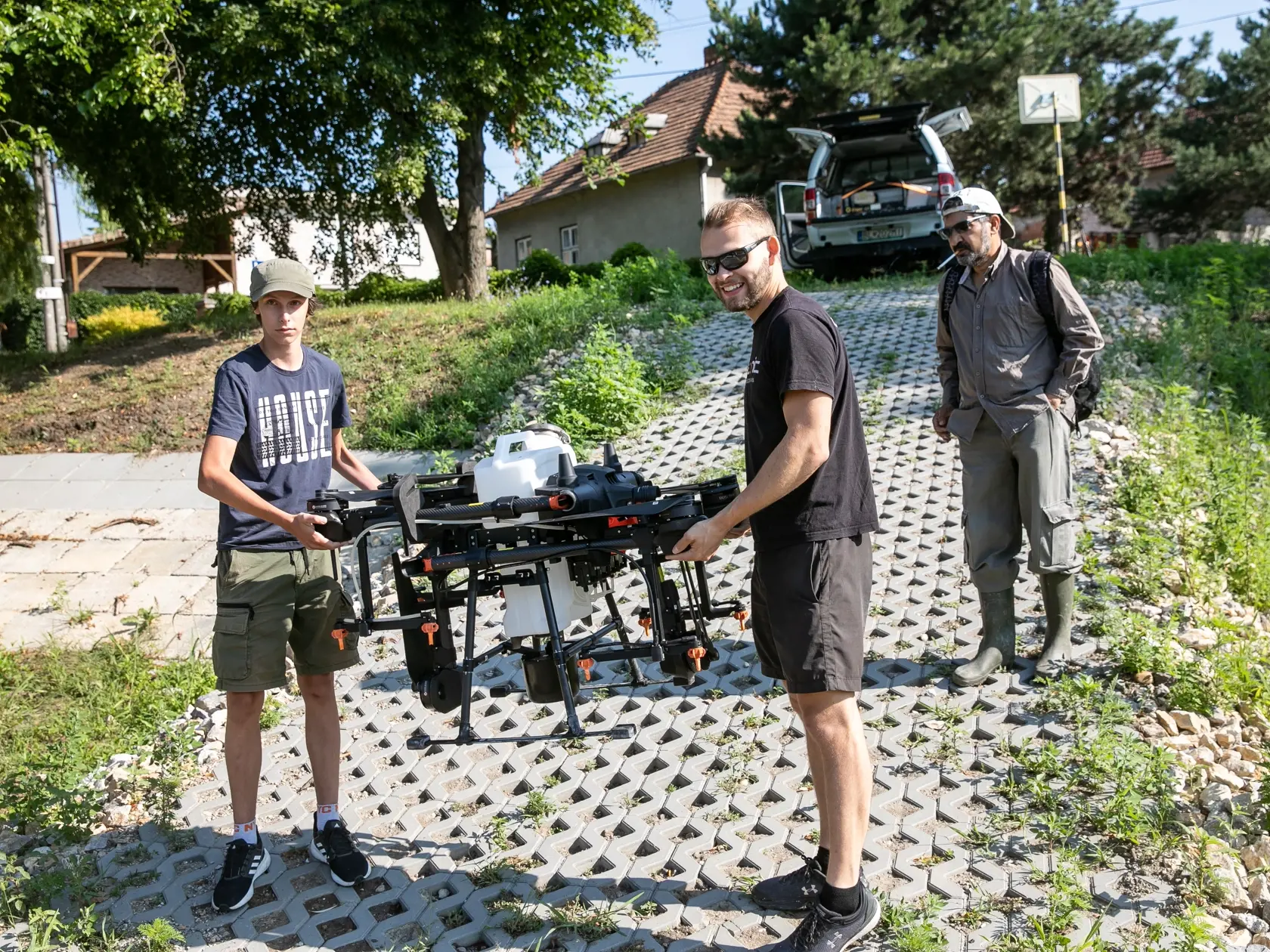 Devínske jazero zamorené larvami komárov dostalo v stredu dve dávky BTI z dronu.