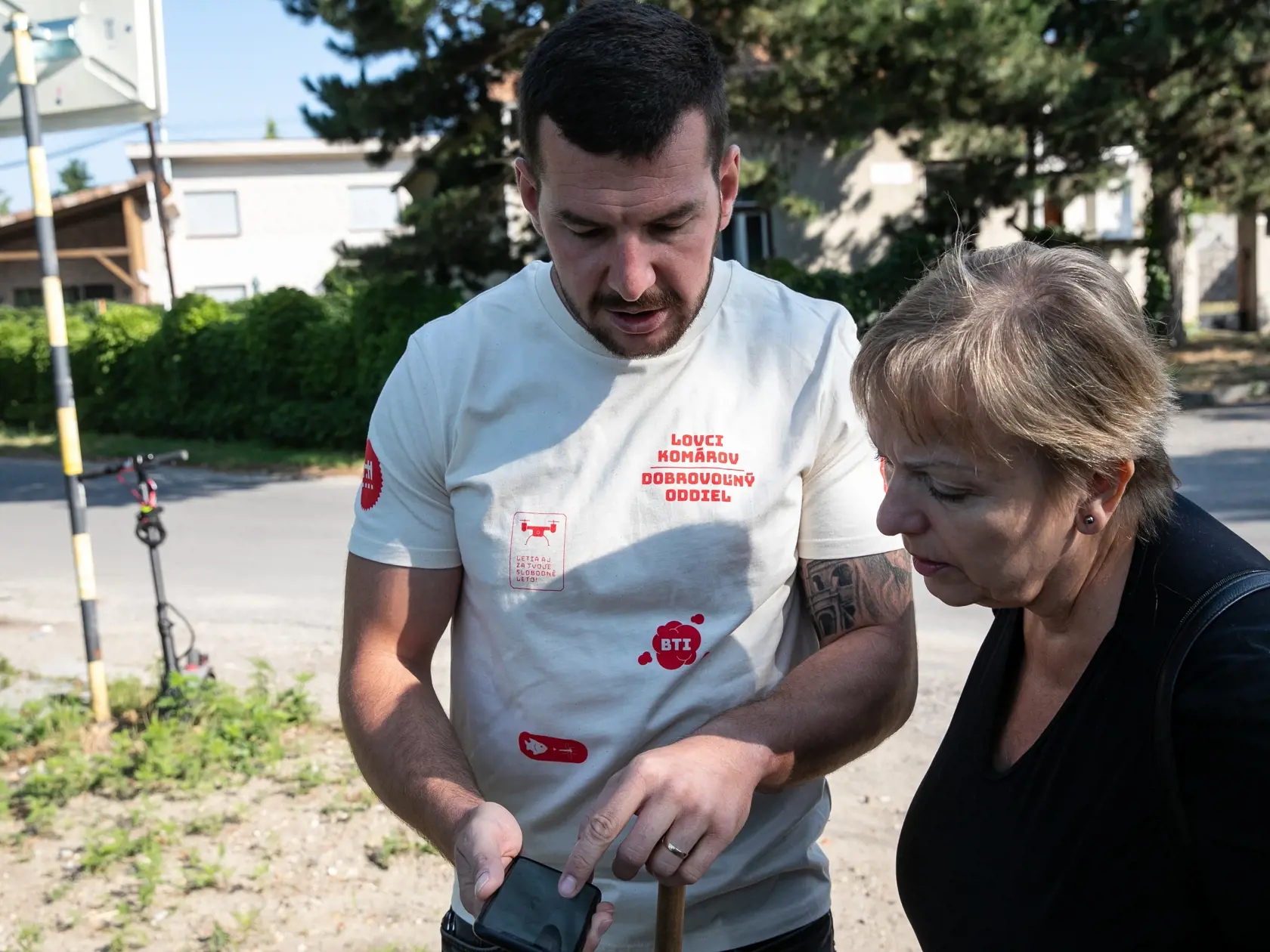 Zásah postrekom BTI v zaplavených územiach Devínskej Novej Vsi. Postrek proti larvám komárov larvicídom BTI je na menších liahniskách pozemný na väčších sa využíva dron. Na fotke je Matej Jurášek, koordinátor lovcov komárov.