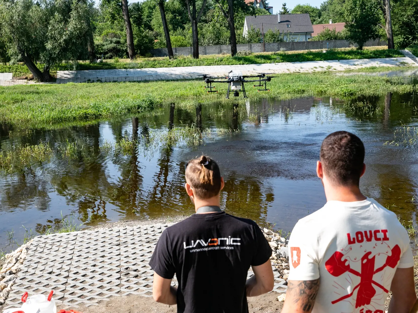 Zásah postrekom BTI v zaplavených územiach Devínskej Novej Vsi. Postrek proti larvám komárov larvicídom BTI je na menších liahniskách pozemný na väčších sa využíva dron. Na fotke je Matej Jurášek, koordinátor lovcov komárov.