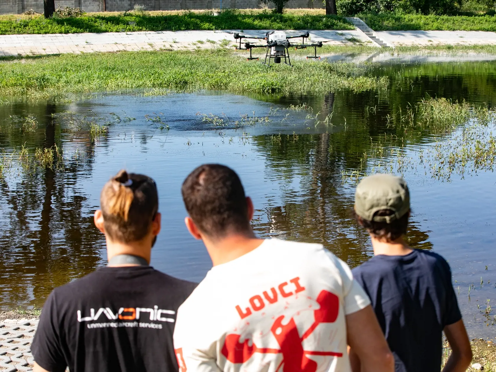 Zásah postrekom BTI v zaplavených územiach Devínskej Novej Vsi. Postrek proti larvám komárov larvicídom BTI je na menších liahniskách pozemný na väčších sa využíva dron. Na fotke je Matej Jurášek, koordinátor lovcov komárov.