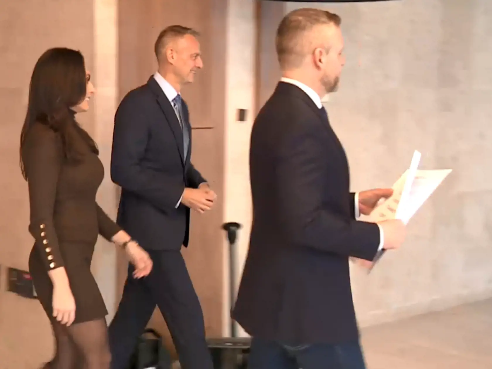 Dolinková v obtiahnutých pletených šatách so zaujímavo riešenými rukávmi.  Tento kúsok je momentálne trendy.