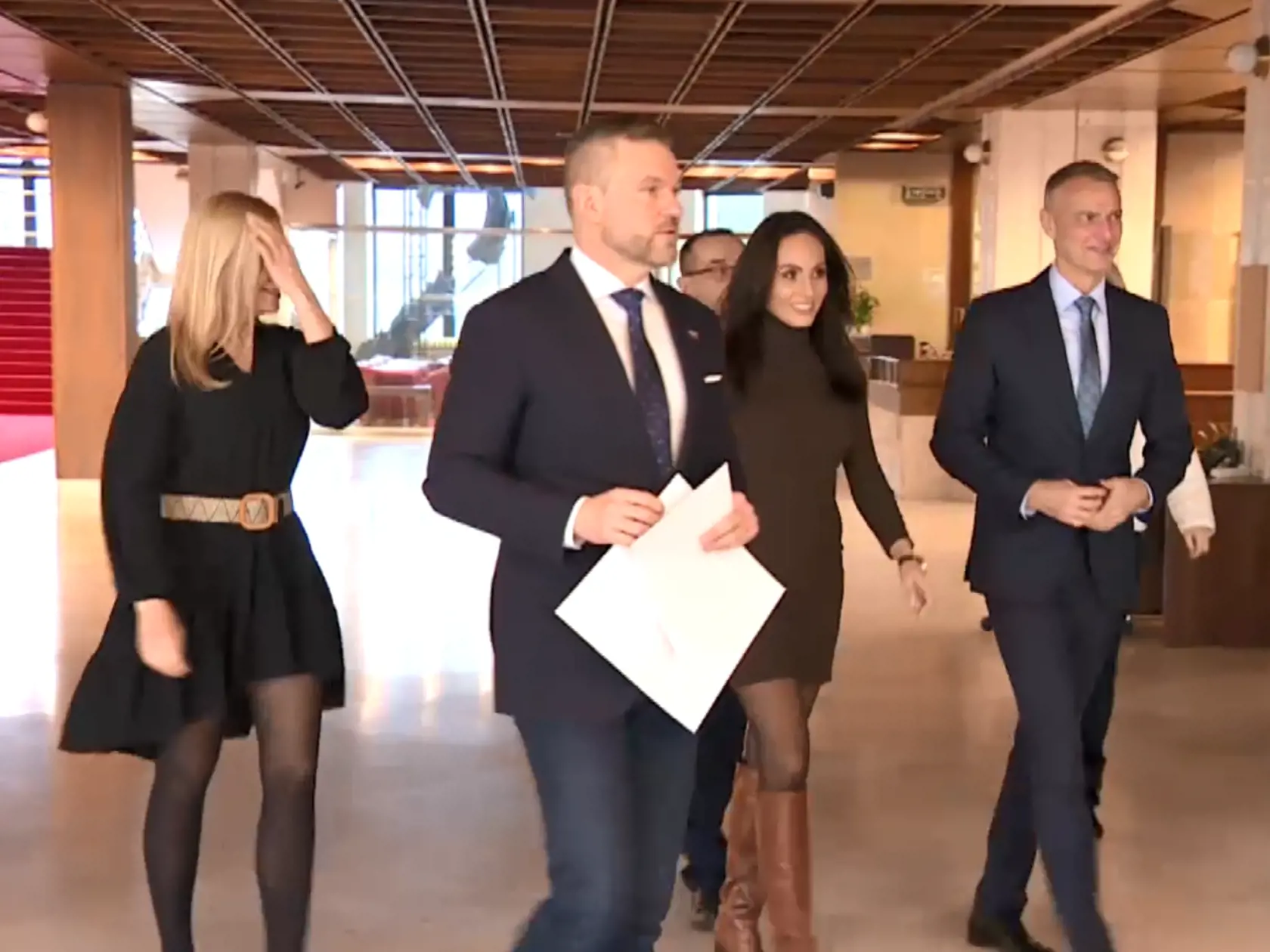 Saková si neustále upravovala vlasy.