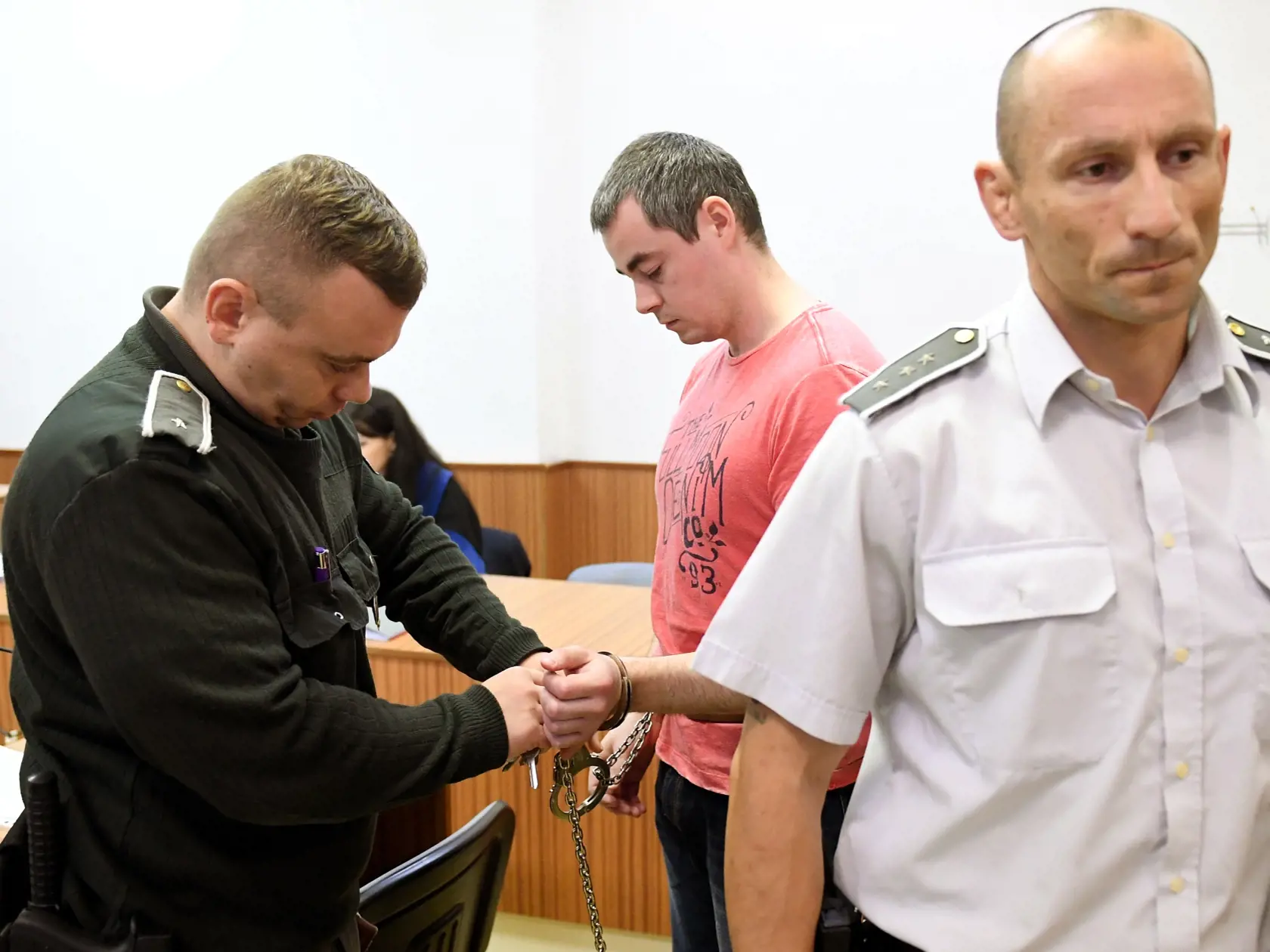 Súdne pojednávanie na Okresnom súde Košice I. v prípade obzvlášť závažného zločinu vraždy spáchaného na blízkej osobe v Košiciach 23. októbra 2017. Obvineniu čelí bývalý referent pohotovostnej motorizovanej jednotky Marek B. (na snímke uprostred), ktorý pripravil o život svoju snúbenicu Alexandru O. FOTO TASR – František Iván
