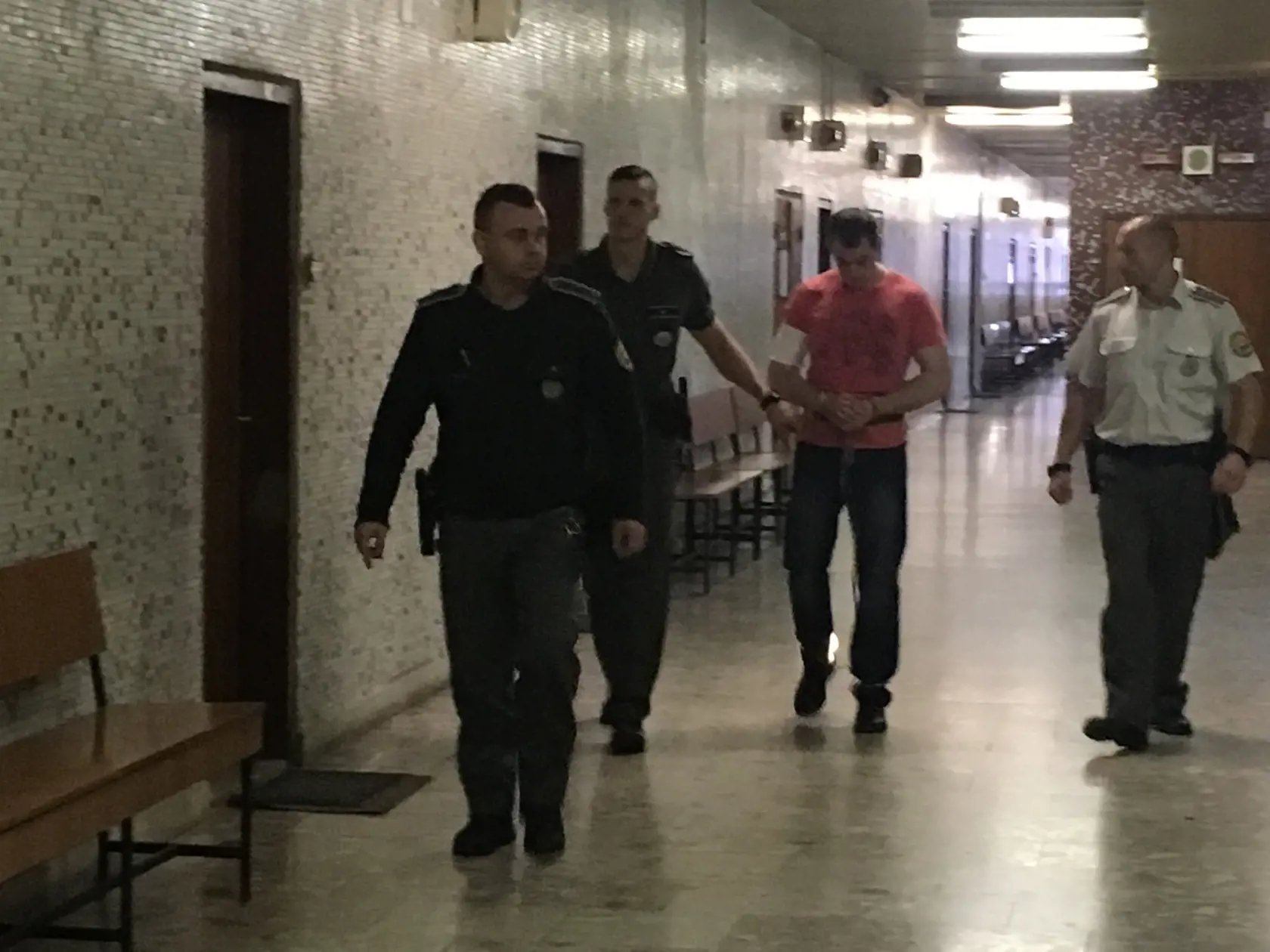 Obžalovaného predviedla pred sudcu eskorta.