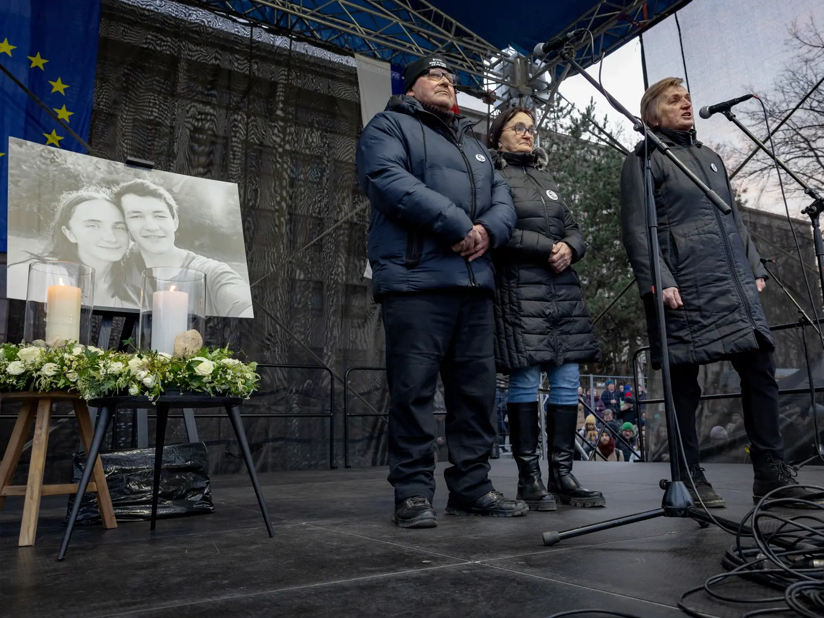 Spoločné zhromaždenie - Sedem rokov bez Jána a Martiny - Slovensko je Európa.
Spomienkovo-protestné zhromaždenie na Námestí slobody pri príležitosti výročia vraždy novinára Jána Kuciaka a jeho snúbenice Martiny Kušnírovej. Na snímke sú rodičia zavraždených, Jozef Kuciak, Jana Kuciaková a Zlatica Kušnírová.