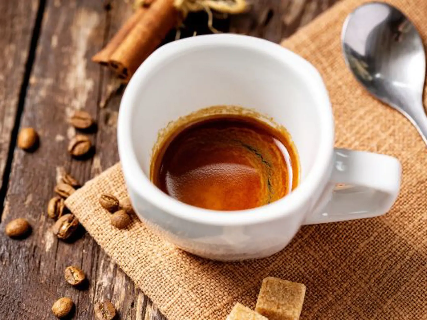 Káva, čaj a horká čokoláda
Existujú dôkazy, že polyfenoly a antioxidanty pomáhajú pri prevencii chronických ochorení. Káva a čaj obsahujú množstvo prospešných látok, ktoré prispievajú k lepšiemu zdraviu srdca.

Horká čokoláda zas obsahuje flavonoidy, ktoré chránia bunky pred voľnými radikálmi a celkovo posilňujú imunitný systém. Pomáhajú aj s prevenciou srdcových chorôb.