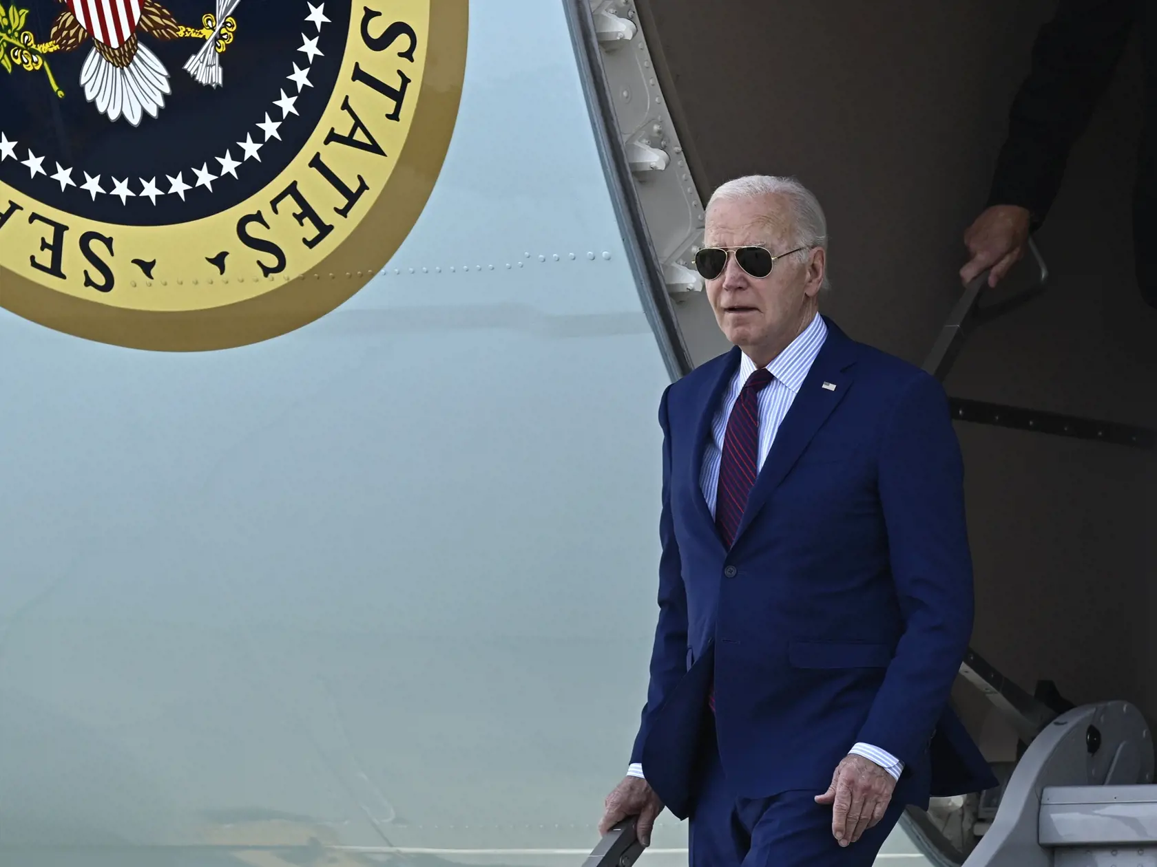 Na snímke americký prezident Joe Biden vystupuje z lietadla Air Force One v stredu 5. júna 2024 na letisku Orly južne od Paríža. Prezident Joe Biden si tento týždeň pripomenie 80. výročie deň D, invázie vylodenia spojencov v Normandii.