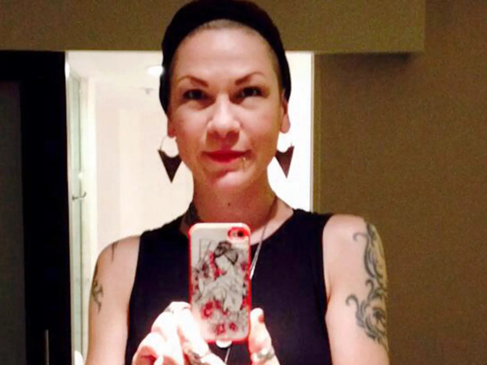 Chrese Evansová (49), vnučka jedného z najväčších masových vrahov histórie Stalina, sa narodila v USA. Jej mamou bola Svetlana Allilujevová, jediná Stalinova dcéra, ktorú mal so svojou druhou manželkou Nadeždou. Svetlana v roku 1966 emigrovala do USA.