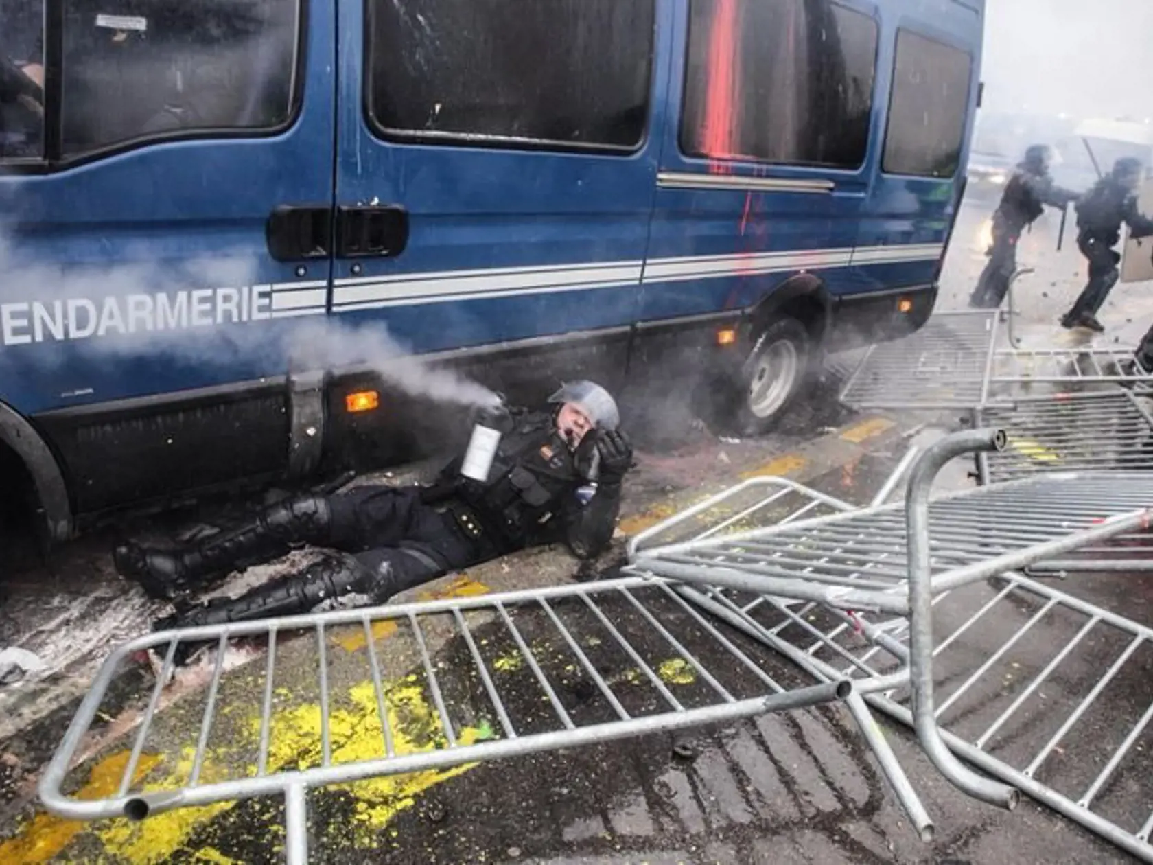 Demonštranti policajtom dokonca ukradli útočnú pušku.