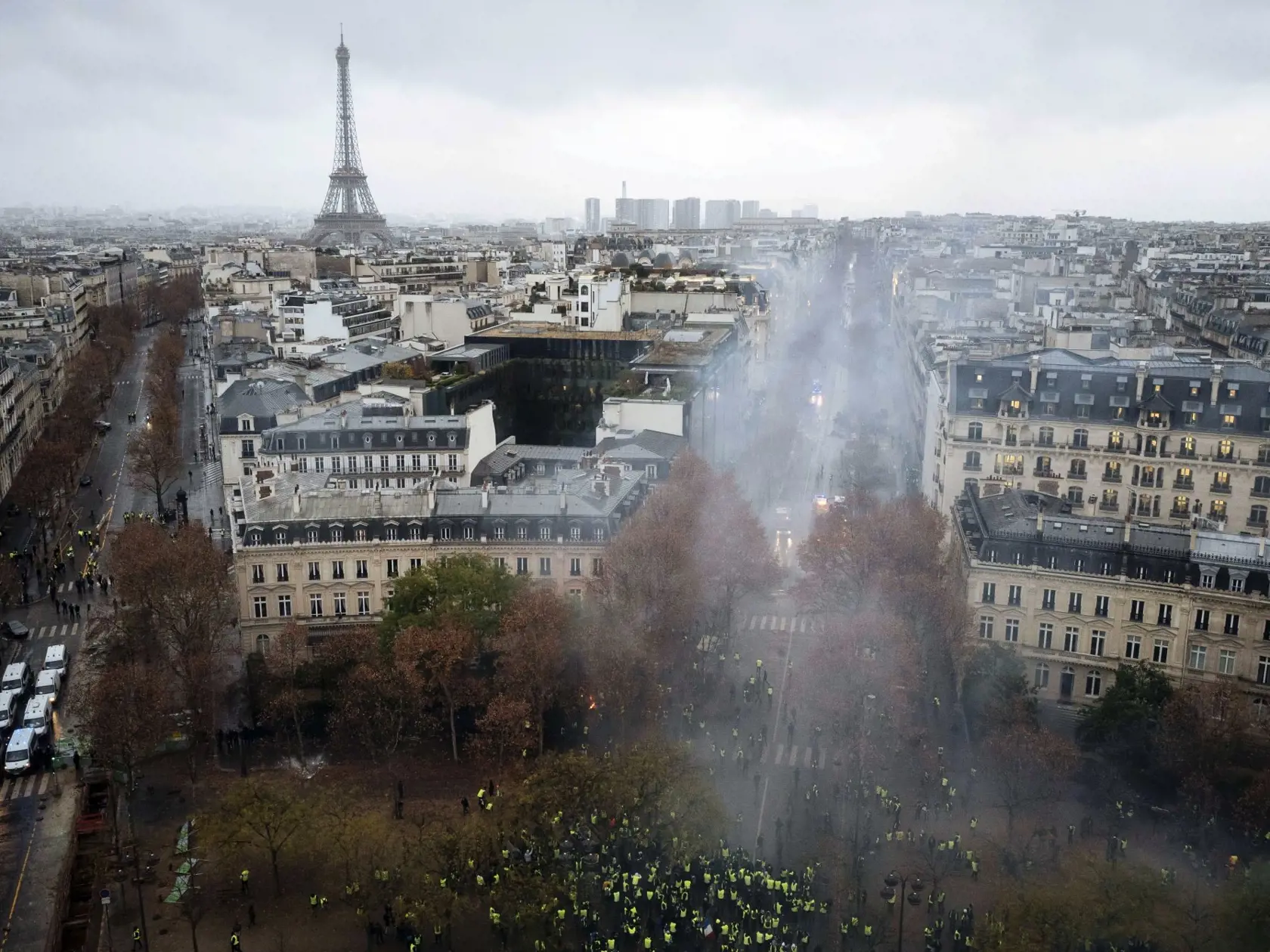 Pohľad na demonštrácie z Víťazného oblúka v Paríži.