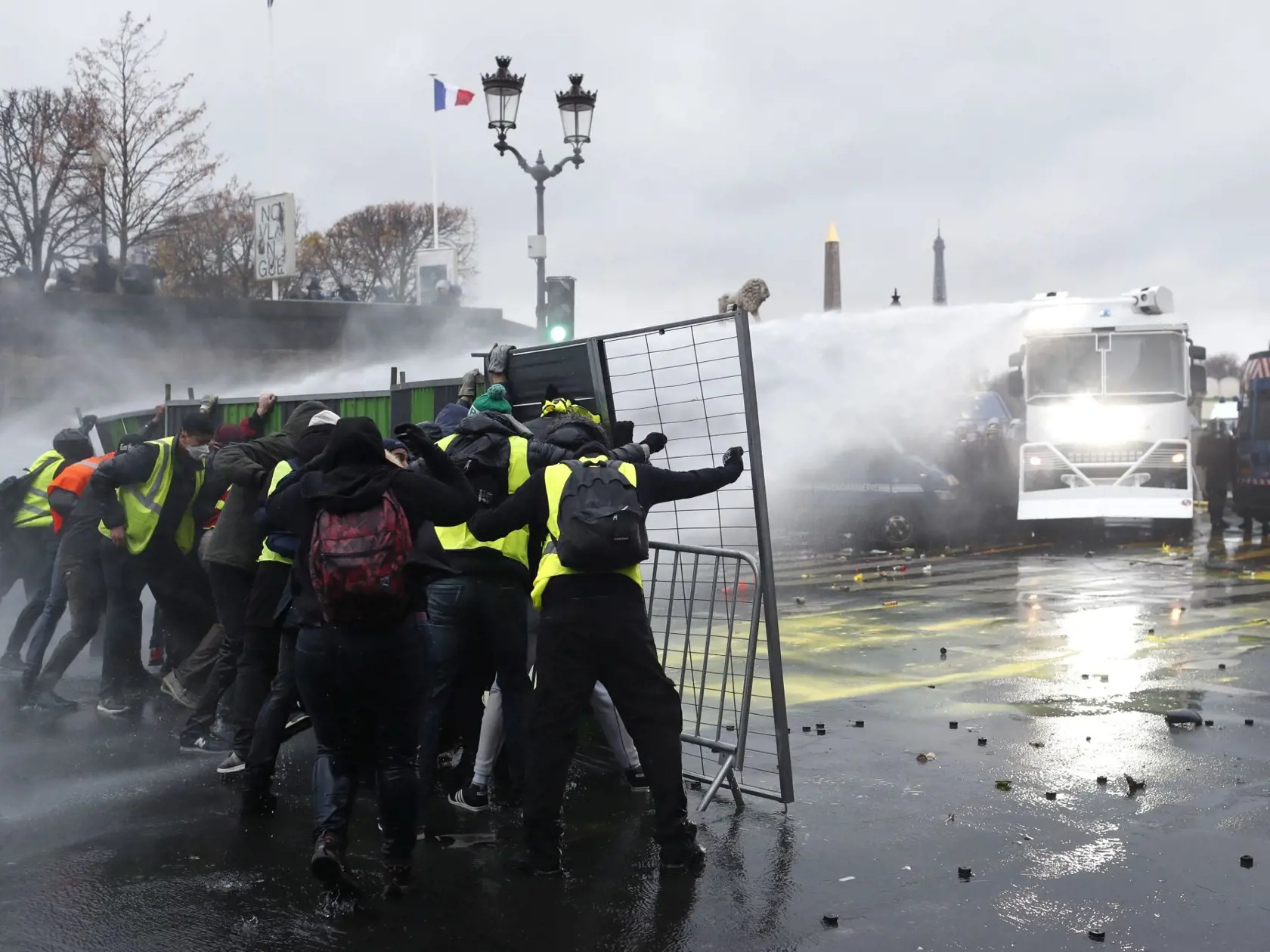 Polícia proti demonštrantom používala aj vodné delá.