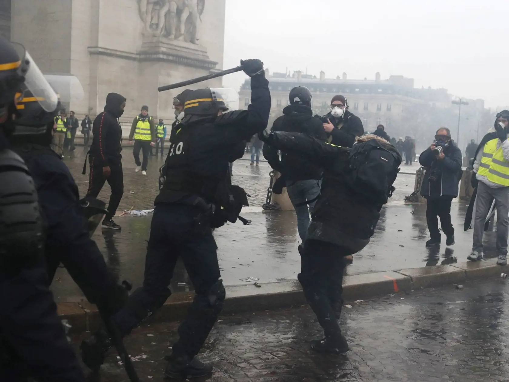 Polícia používala pri zatýkaní aj hrubú silu.