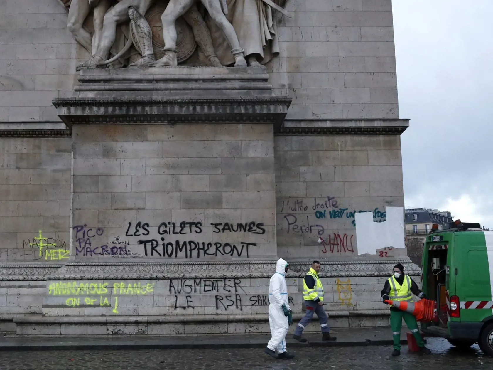 Víťazný oblúk v Paríži bol cez víkend nielen historickým centrom, ale aj zhromaždiskom pre demonštrantov.