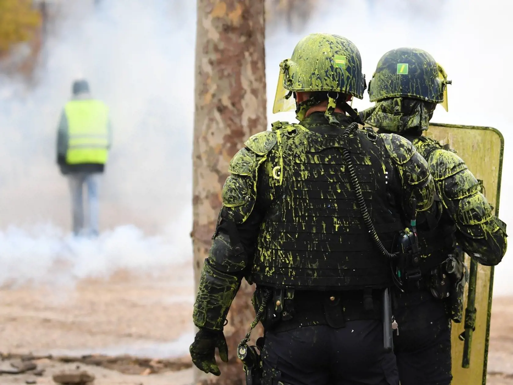 Polícia bola proti agresívnym Francúzkom takmer bezbranná.