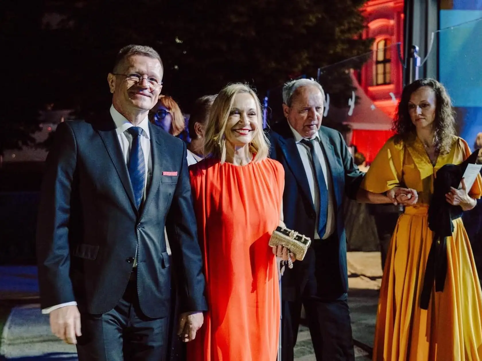 Peter Kmec s manželkou Monikou, ktorá ohúrila nádhernými šatami.
