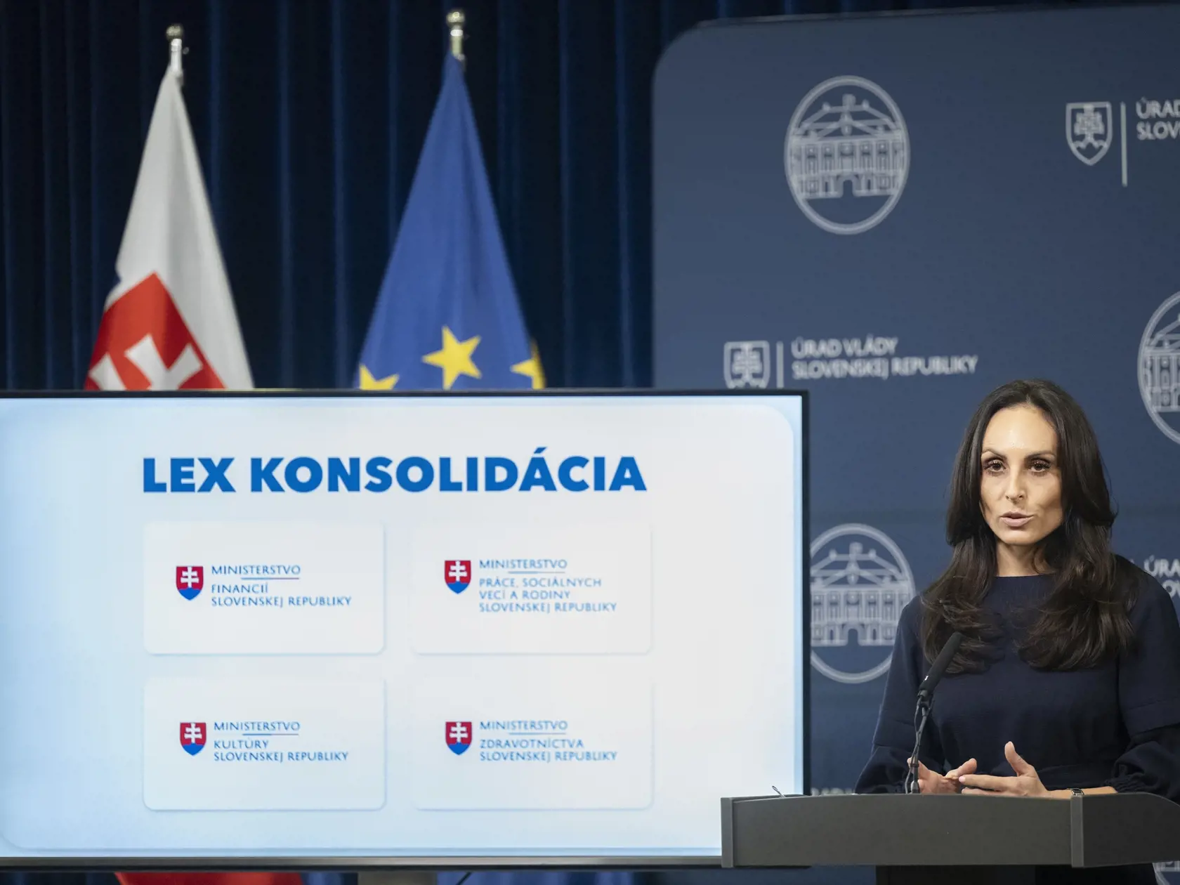 Na snímke ministerka zdravotníctva SR Zuzana Dolinková (Hlas-SD) gestikuluje počas tlačovej konferencie po ukončení 7. zasadnutia vlády SR 4. decembra 2023 v Bratislave.