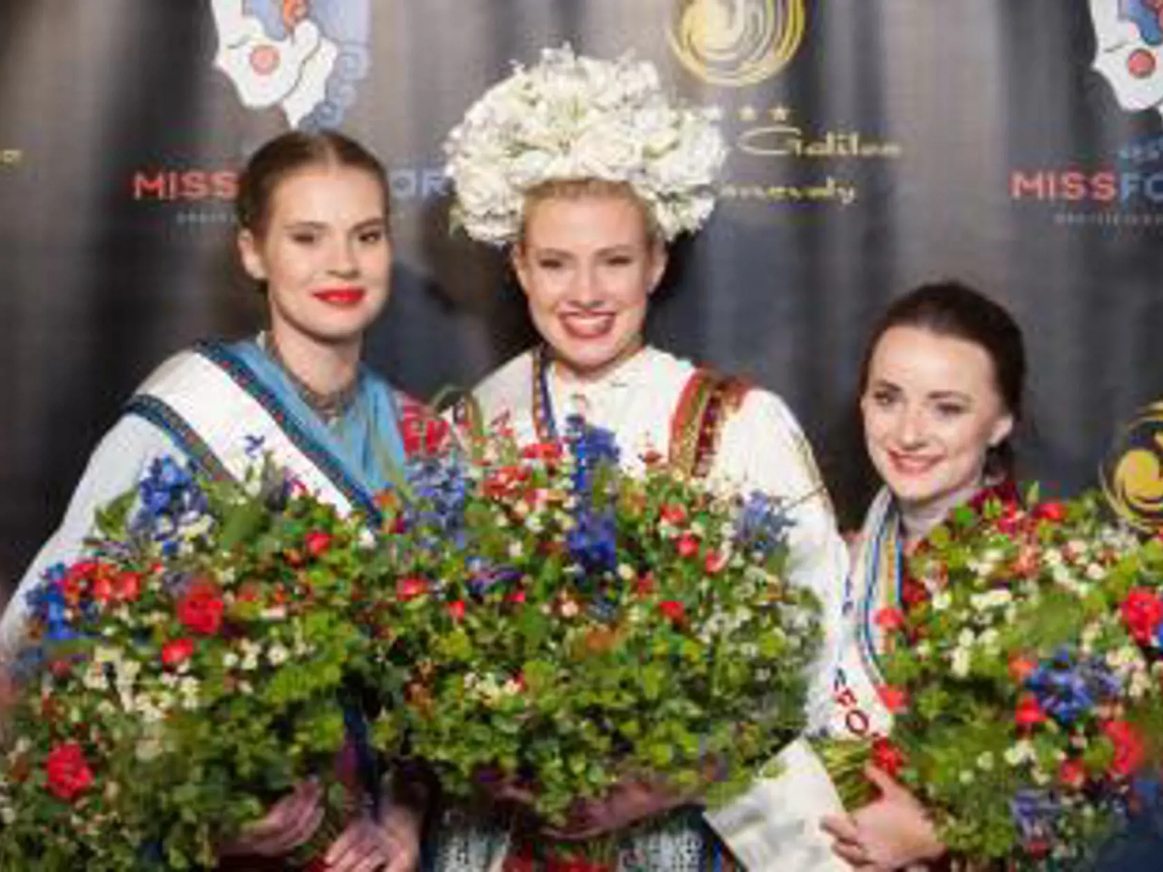 Víťazka súťaže Miss folklór 2018 Veronika Lattáková (uprostred), druhá v poradí Romana Mačicová (vľavo) a tretia Katarína Kalmárová (vpravo) počas finálového večera na Donovaloch v sobotu 1. decembra 2018.