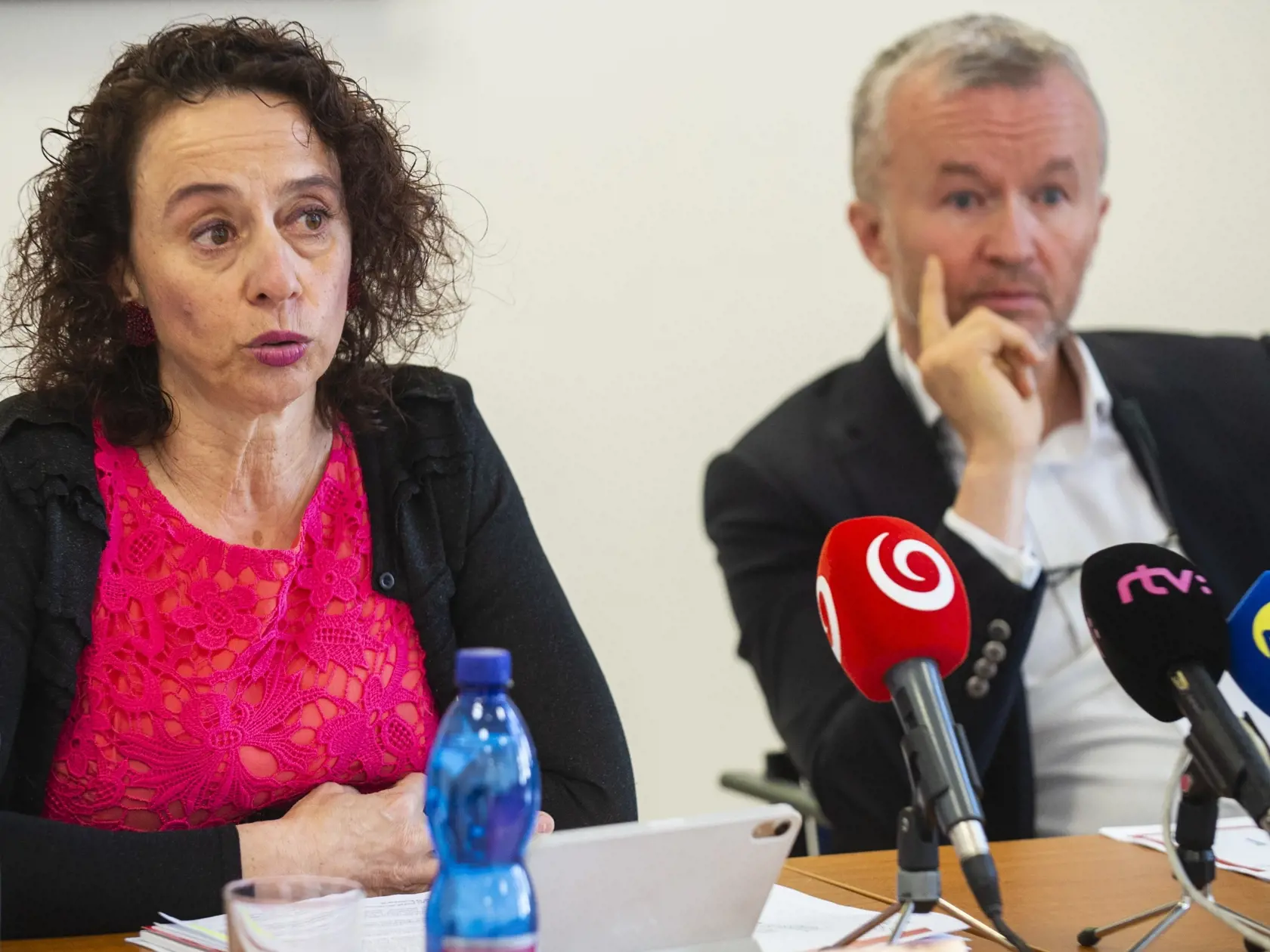 Predsedníčka Úradu pre dohľad nad zdravotnou starostlivosťou (ÚDZS) Renáta Bláhová a poradca pre kontrolu úhradových mechanizmov ÚDZS Alexander Šrank.
