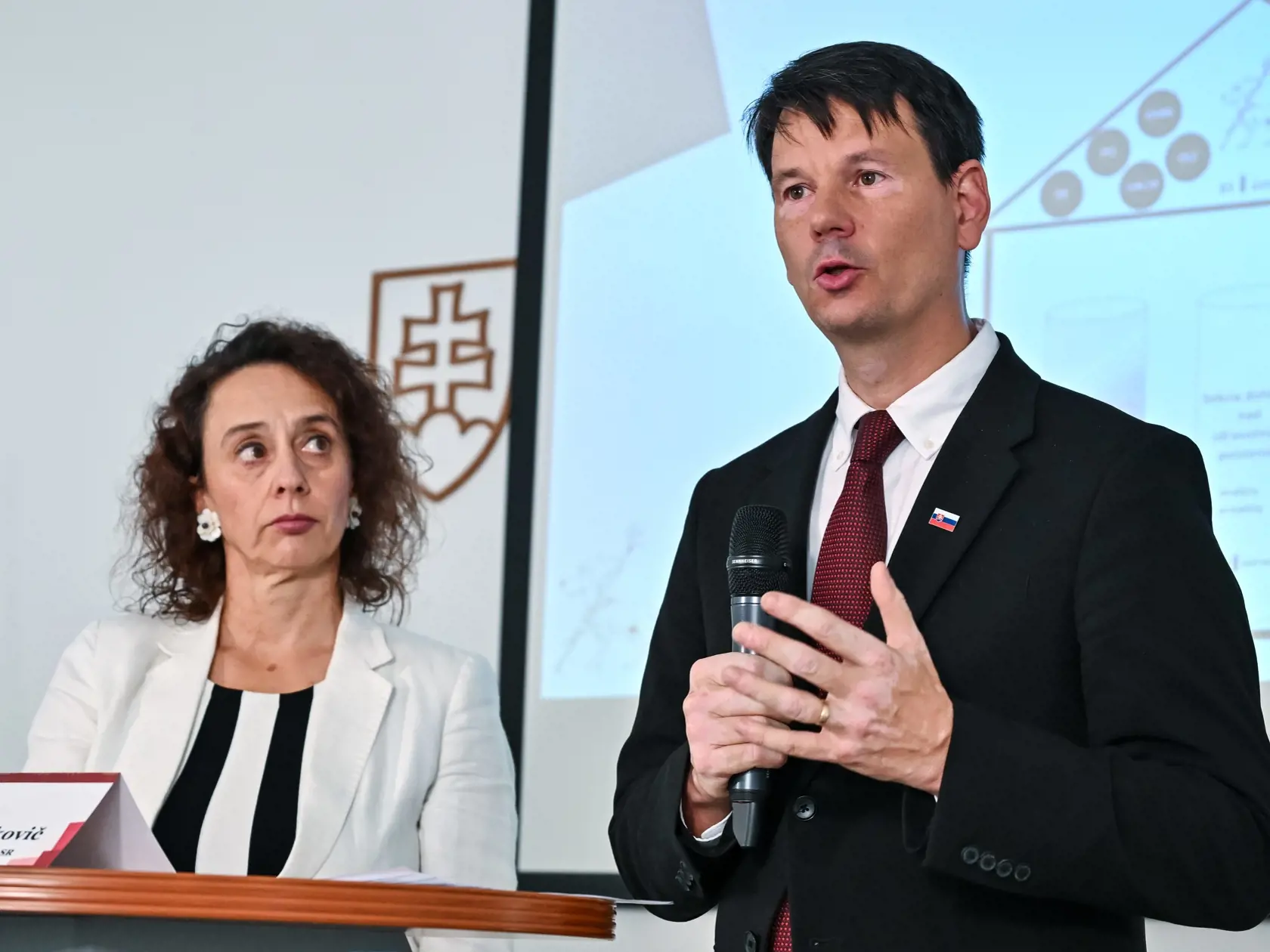 Na snímke zľava predsedníčka Úradu pre dohľad nad zdravotnou starostlivosťou (ÚDZS) Renáta Bláhová, minister zdravotníctva SR Michal Palkovič počas tlačovej konferencie Úradu pre dohľad nad zdravotnou starostlivosťou na tému Unikáty verejného zdravotného poistenia na Slovensku 11. septembra 2023 v Bratislave. FOTO TASR - Pavol Zachar