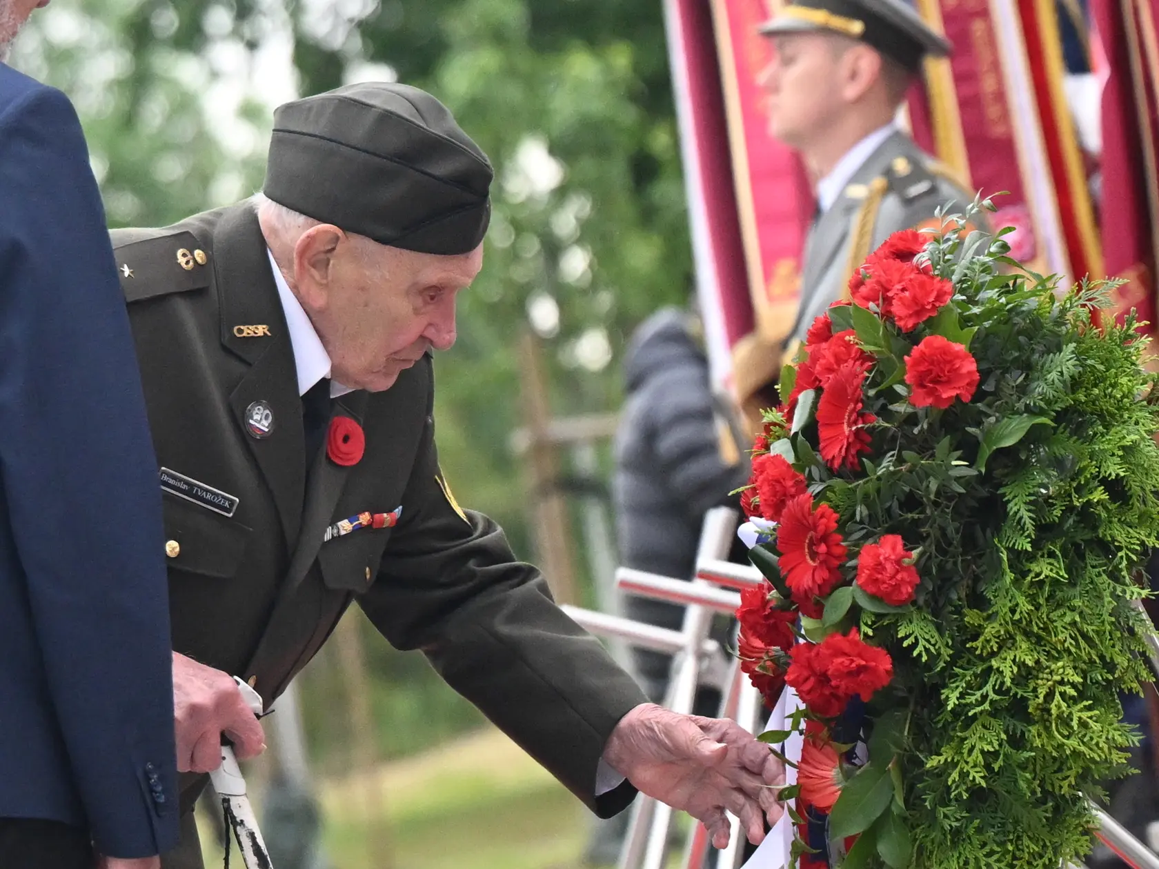 Na snímke veterán a účastník SNP Vladimír Strmeň počas pietneho aktu kladenia vencov pri Pomníku padlých rumunských vojakov v Piešťanoch 8. mája 2025 počas celoslovenských osláv 80. výročia víťazstva nad fašizmom. FOTO TASR - Martin Baumann
