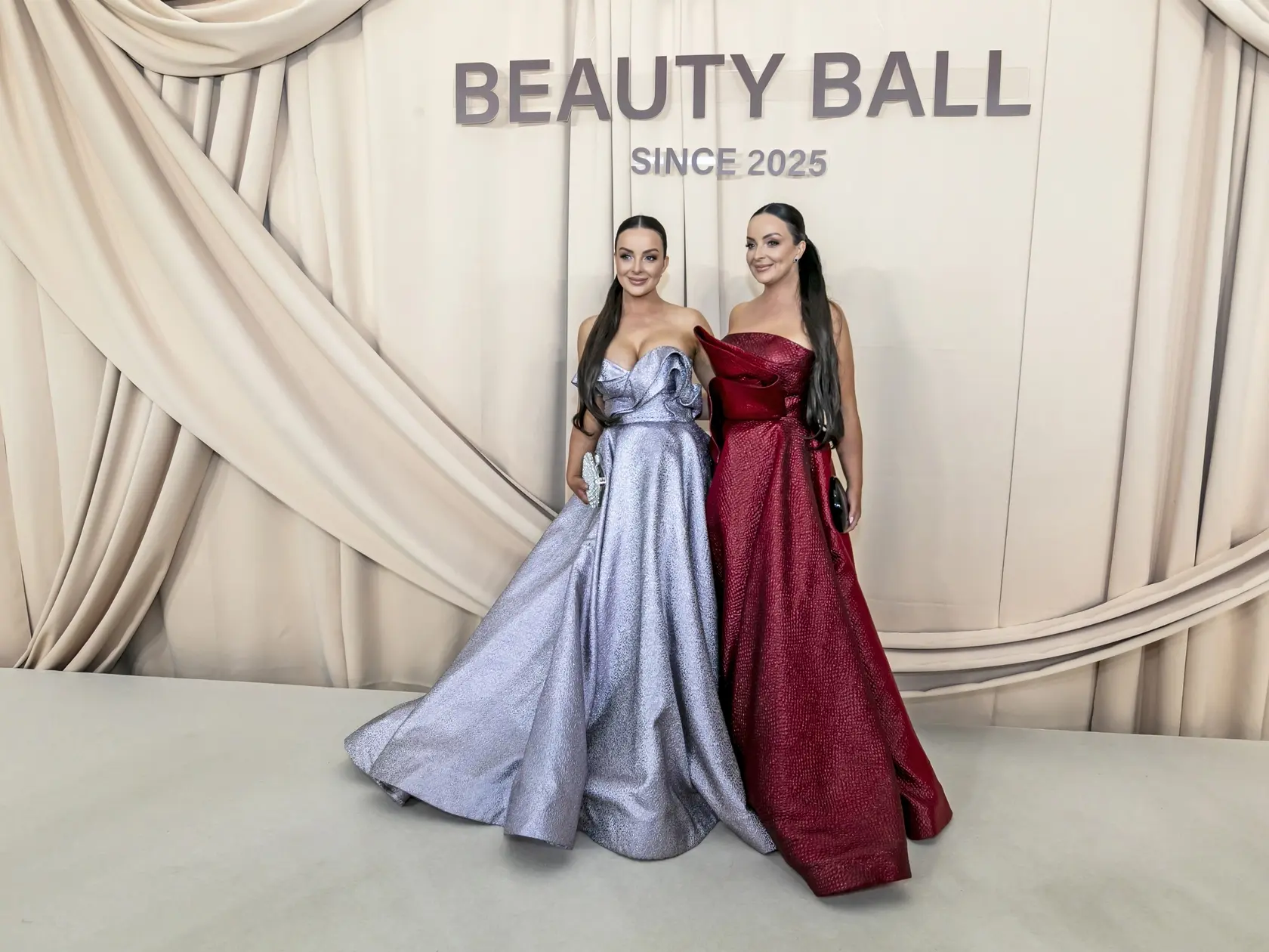 Na snímke Veronika a Daniela Nízlové na Beauty Ball, ktorý sa konal na Bratislavskom hrade. Slávnostný večer pri príležtosti 20. výročia značky IEM. 