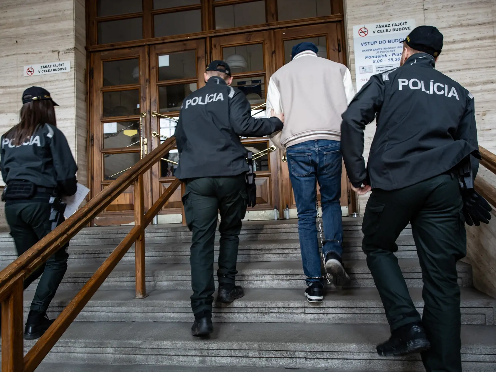Rozhodovanie o väzbe pre Patrika, ktorého zdržali Mestský policajti v Bratislave a následne ušiel štátnym policajtom.