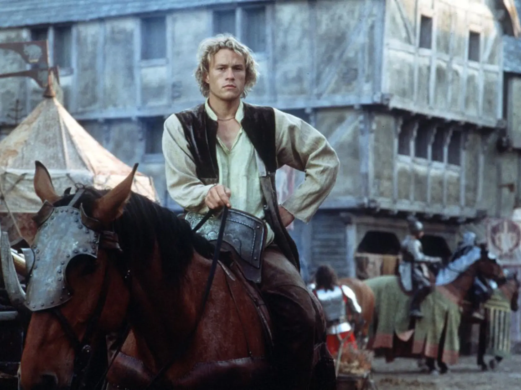 Austrálsky herec Heath Ledger vo filme Príbeh o rytierovi.