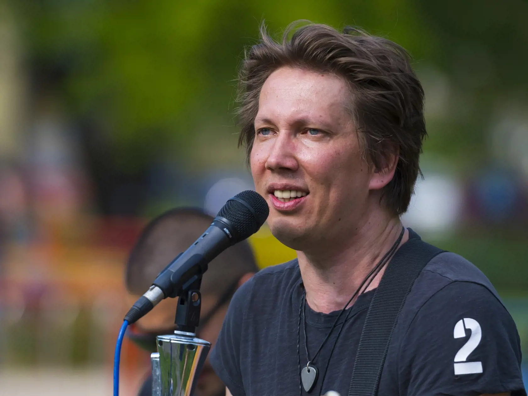 Peter Cmorík s priateľmi už druhý deň koncertovali na Terase, mestká časť Košice – Západ, najväčšom košickom sídlisku. Koncert pod balkónmi sa konal v medzi bytovkami na Humenskej ulici v sobot Celkou 9. mája 2020. Košice 9. mája 2020. FOTO TASR - Milan Kapusta
